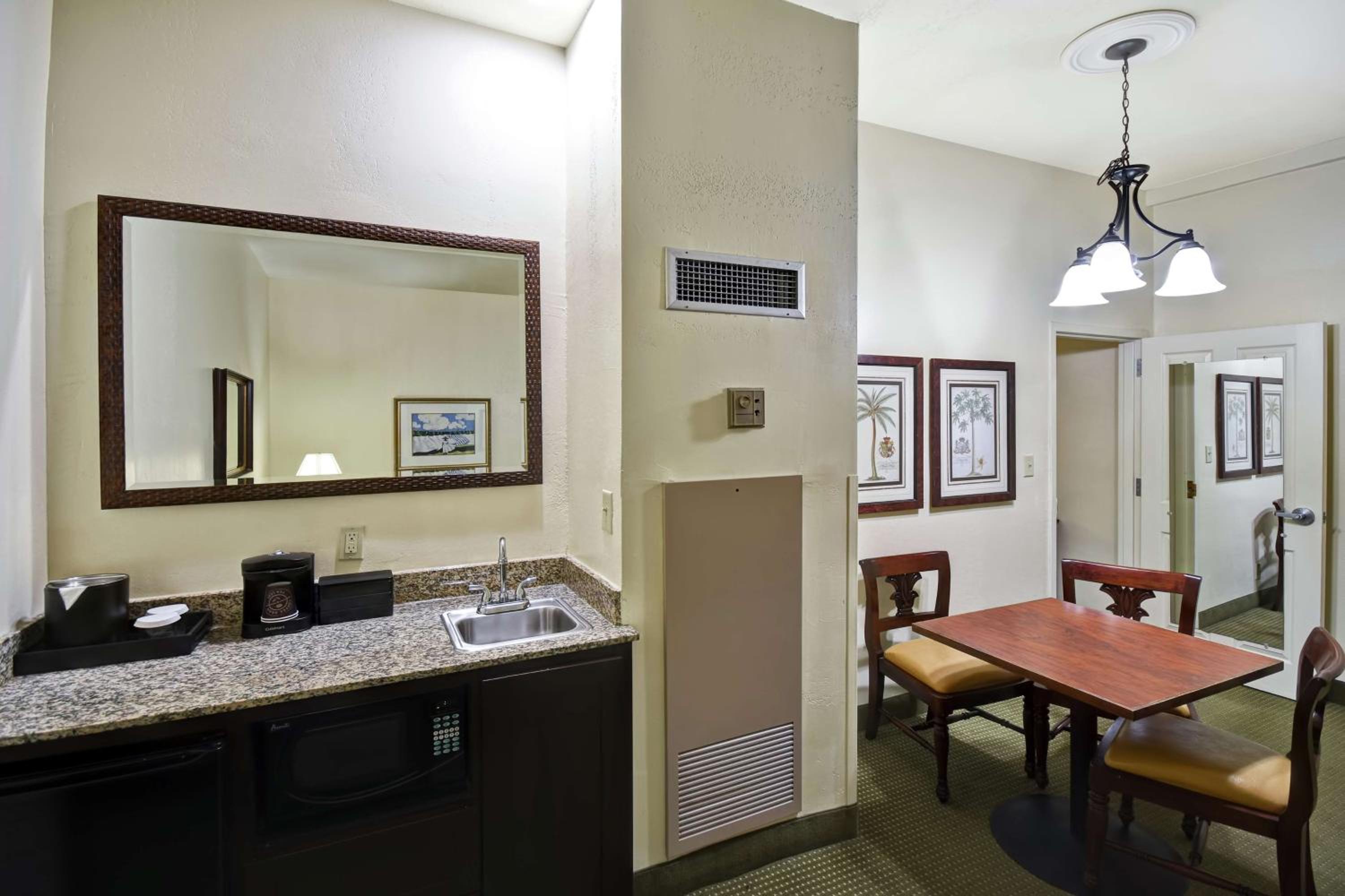 Queen Suite with Disability and Hearing Access/Non-Smoking - Photo 5