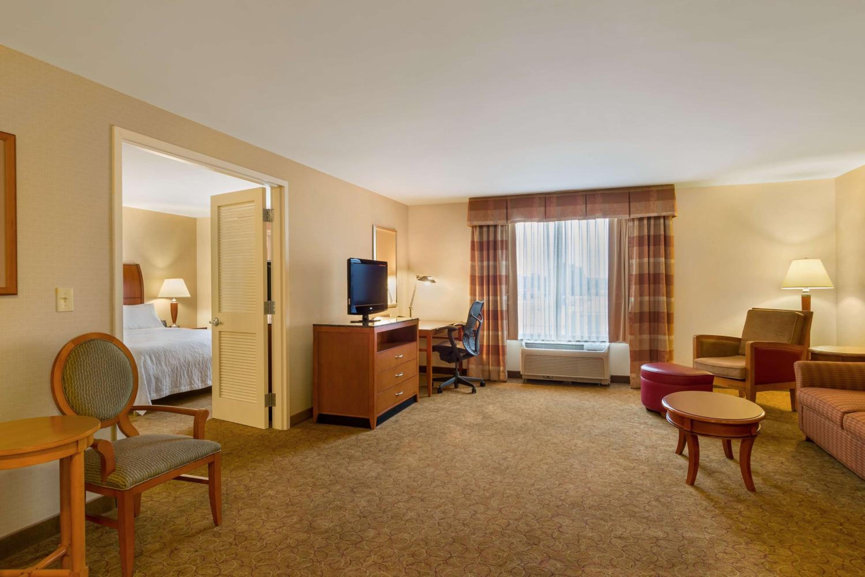 King Suite - Disability Access Hearing Accessible Roll-In Shower