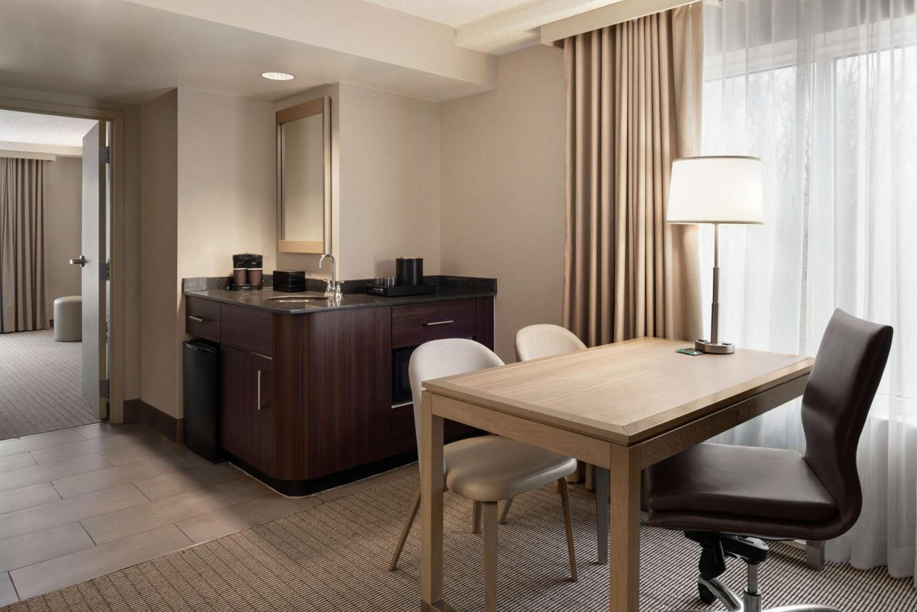 Corner Suite with Two Double Beds - Non-Smoking - Photo 5