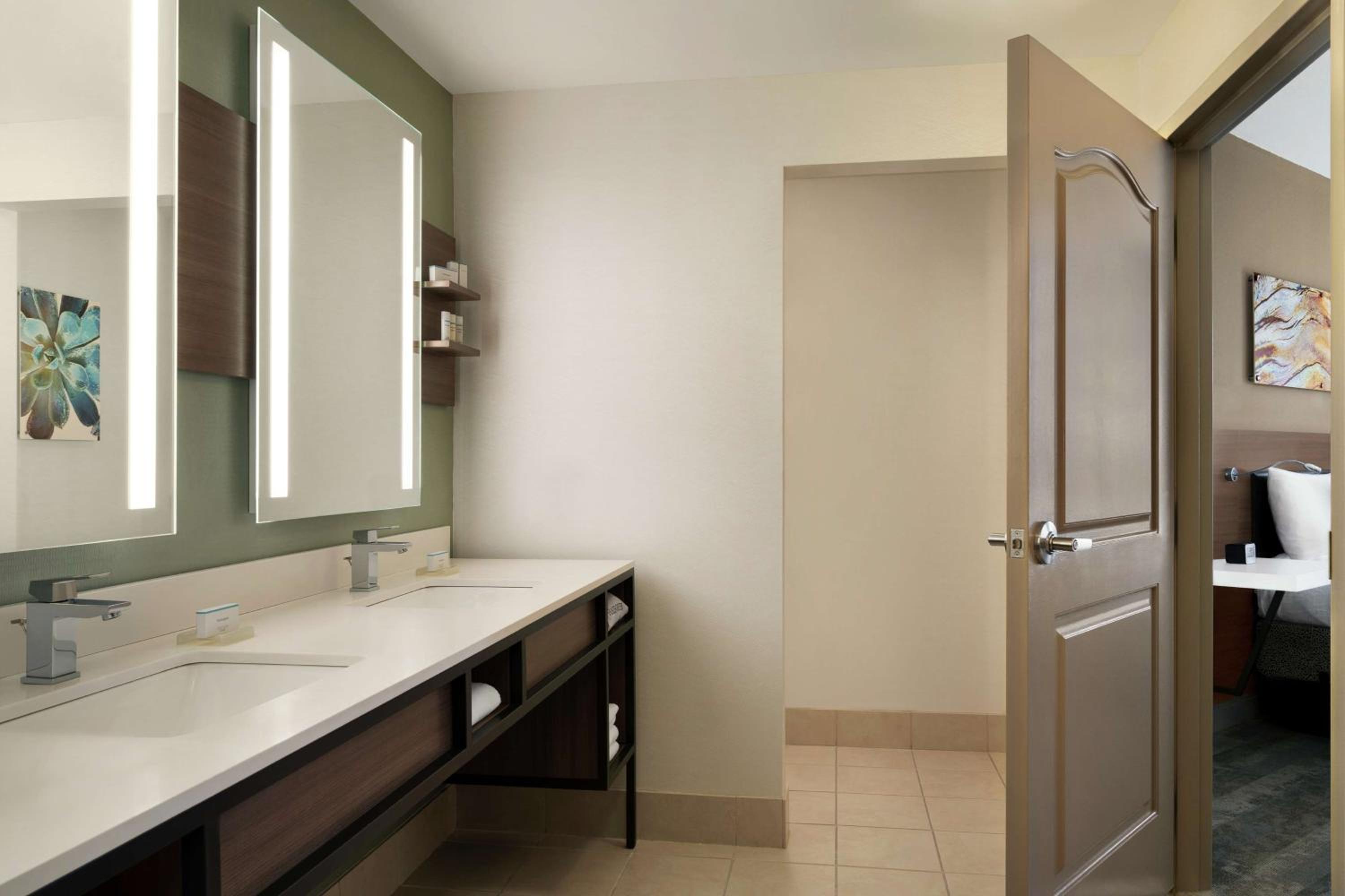 One-Bedroom King Suite - Photo 2