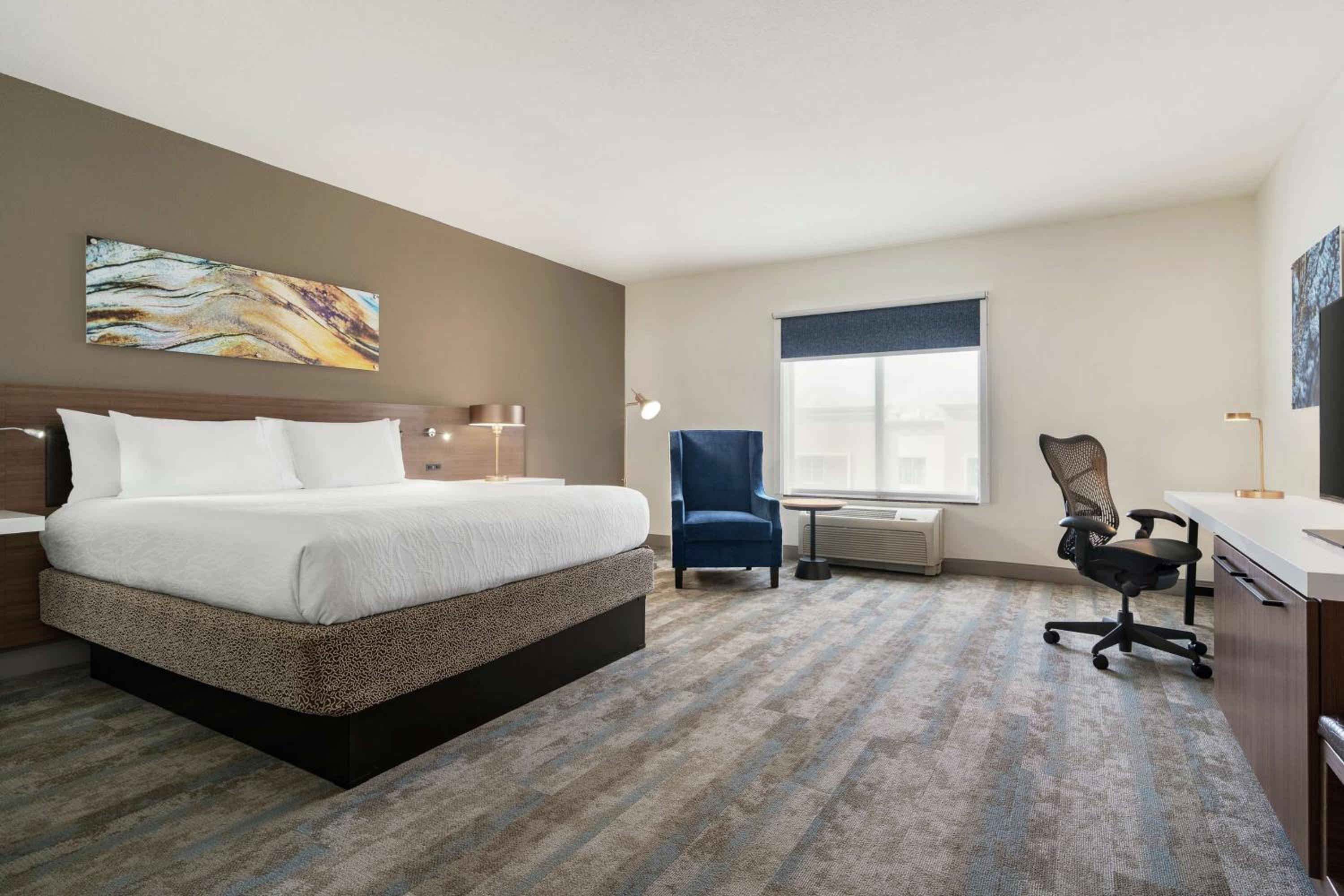 King Room with Tub - Mobility and Hearing Access - Photo 1