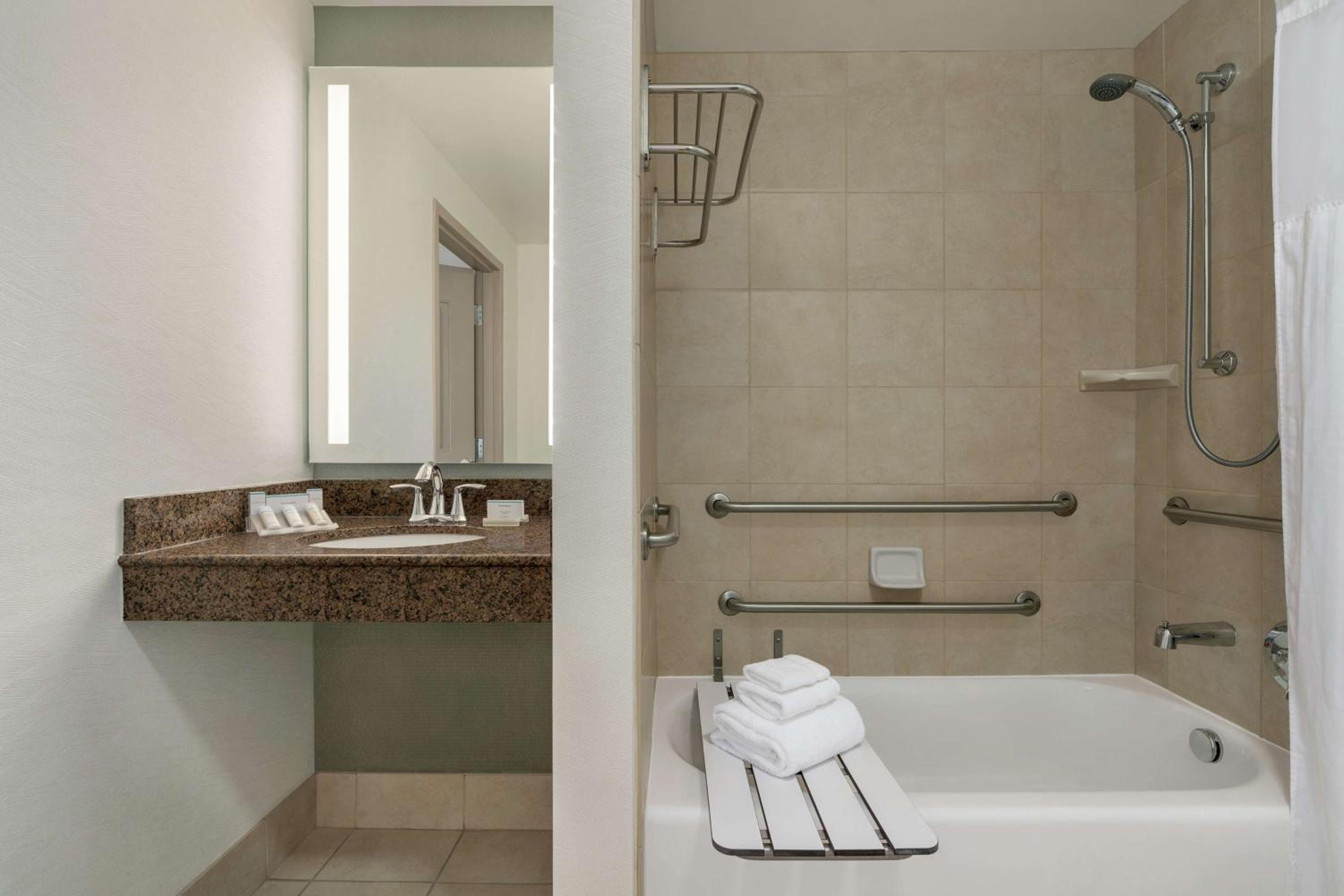 King Room with Tub - Mobility and Hearing Access - Photo 2