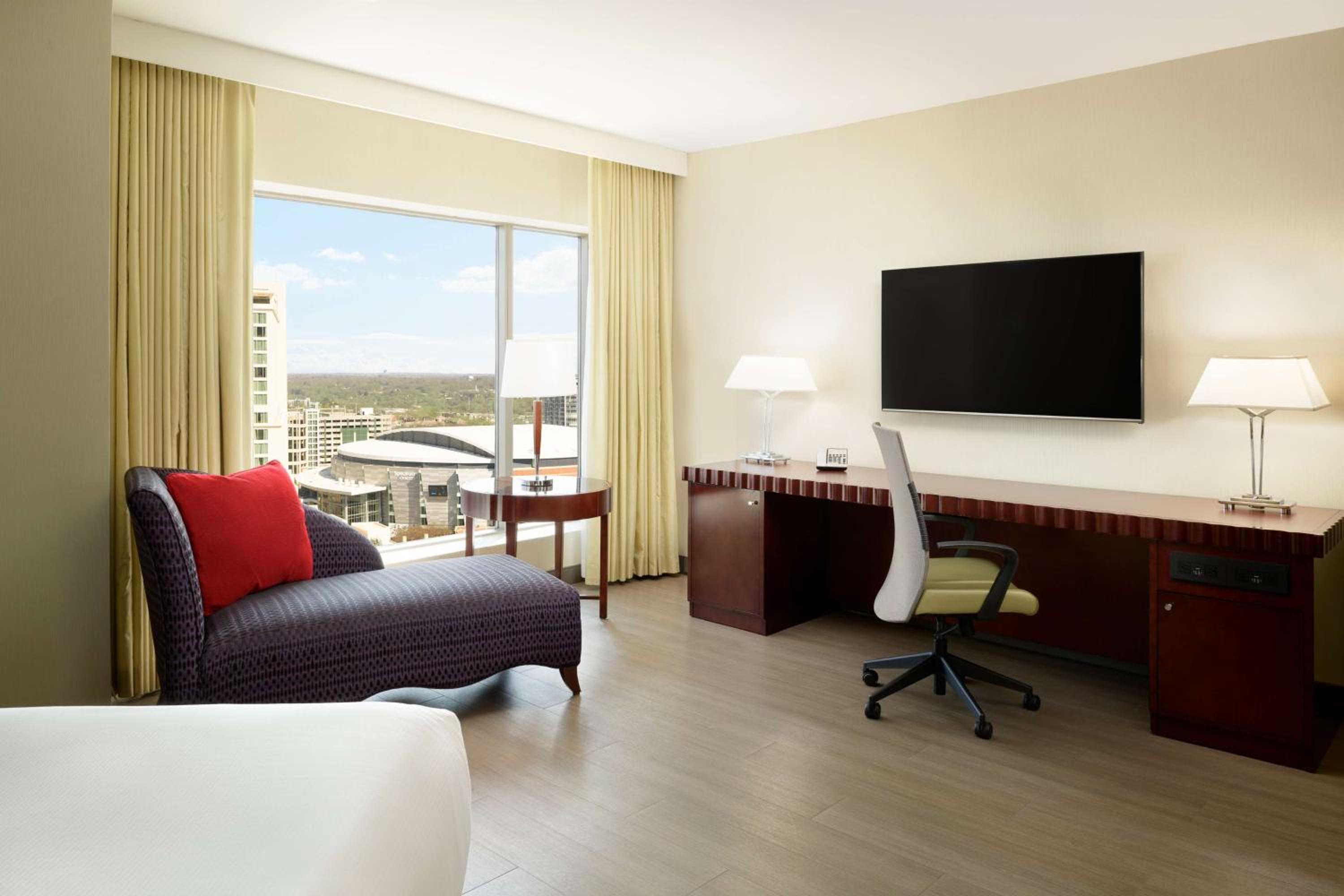 Deluxe Corner King Room with City View - Photo 4