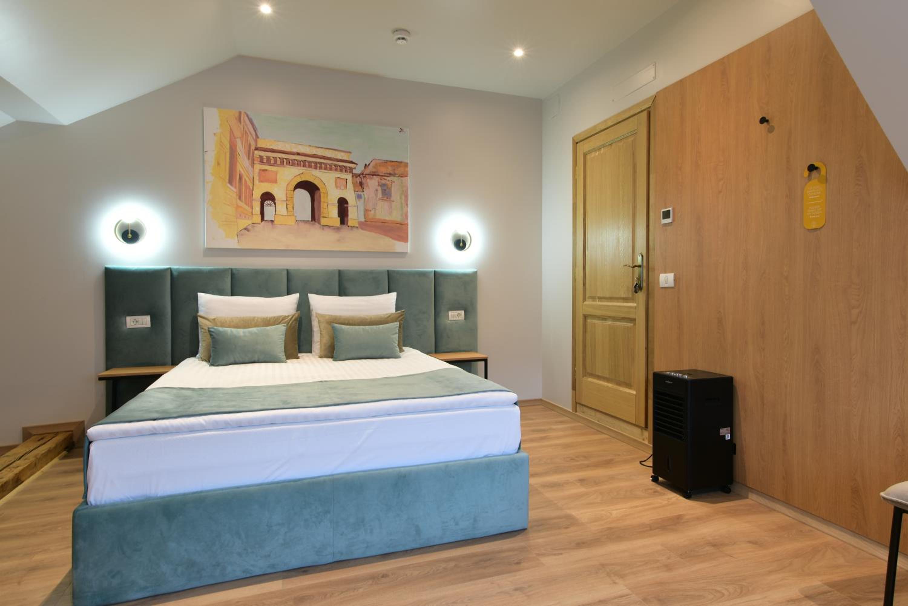 Deluxe Double Room - Photo 11