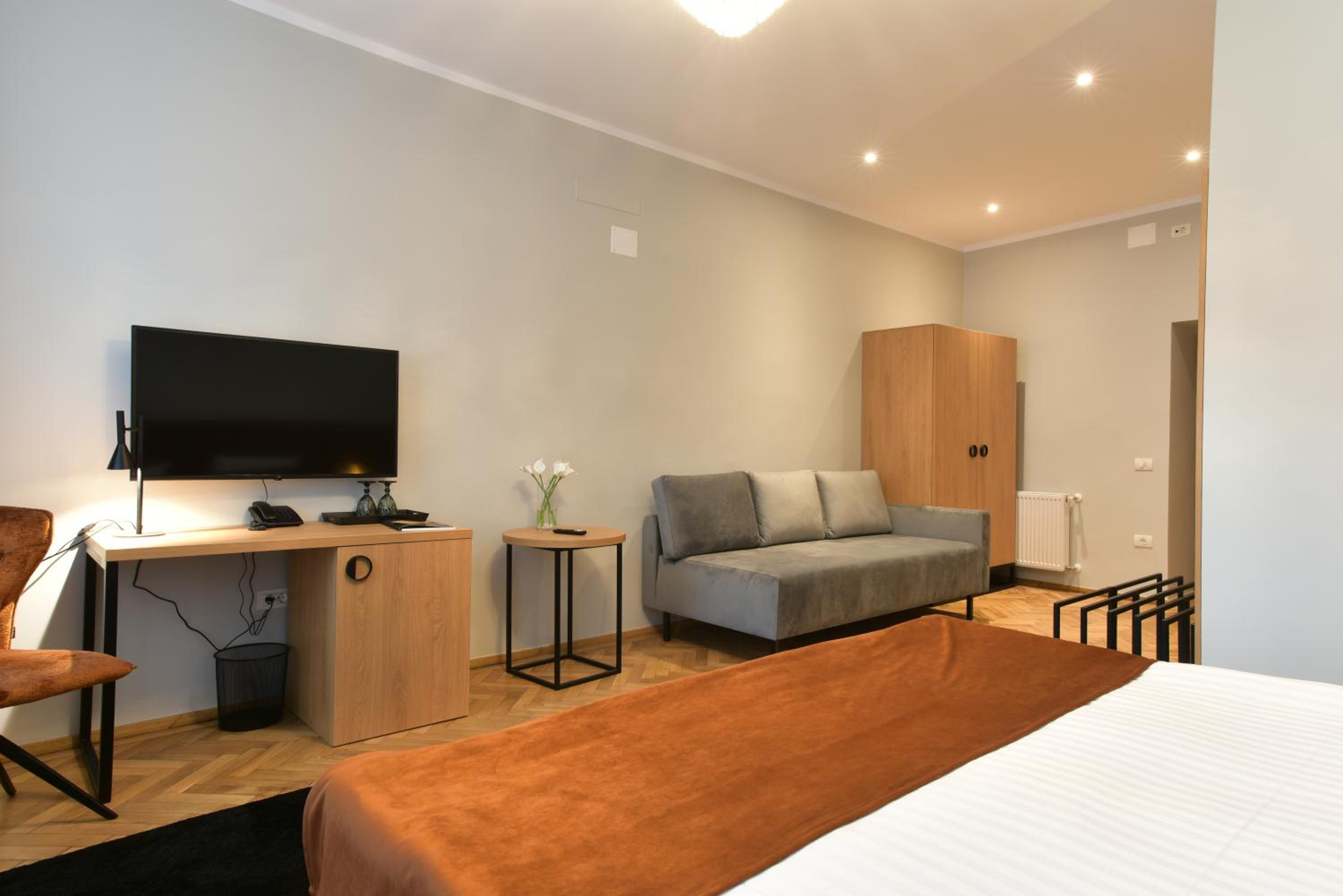 Deluxe Double Room - Photo 13