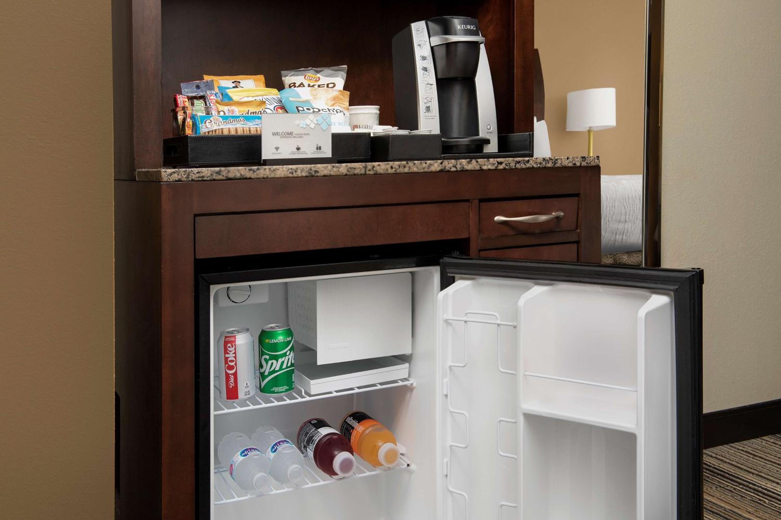 Premium Queen Room with Two Queen Beds - Photo 8
