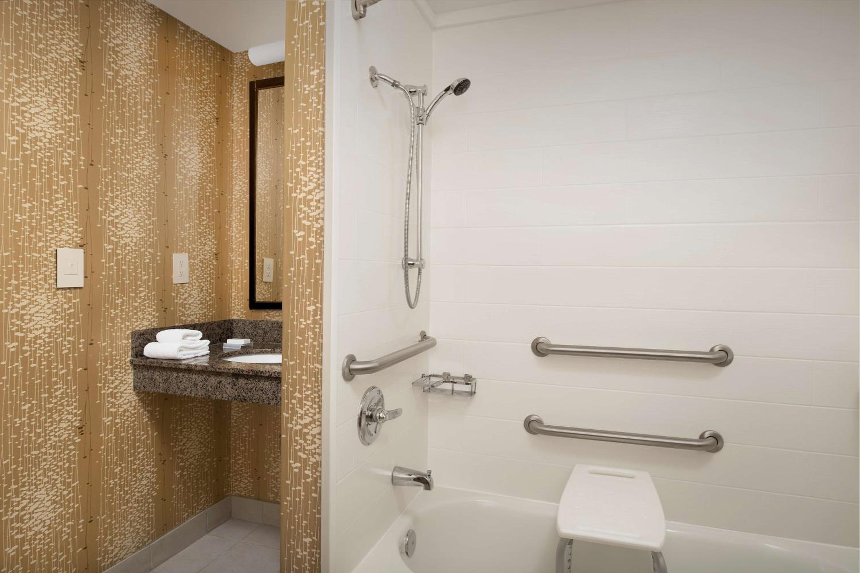 King Room - Mobility/Hearing Accessible/Non-Smoking with Tub - Photo 4