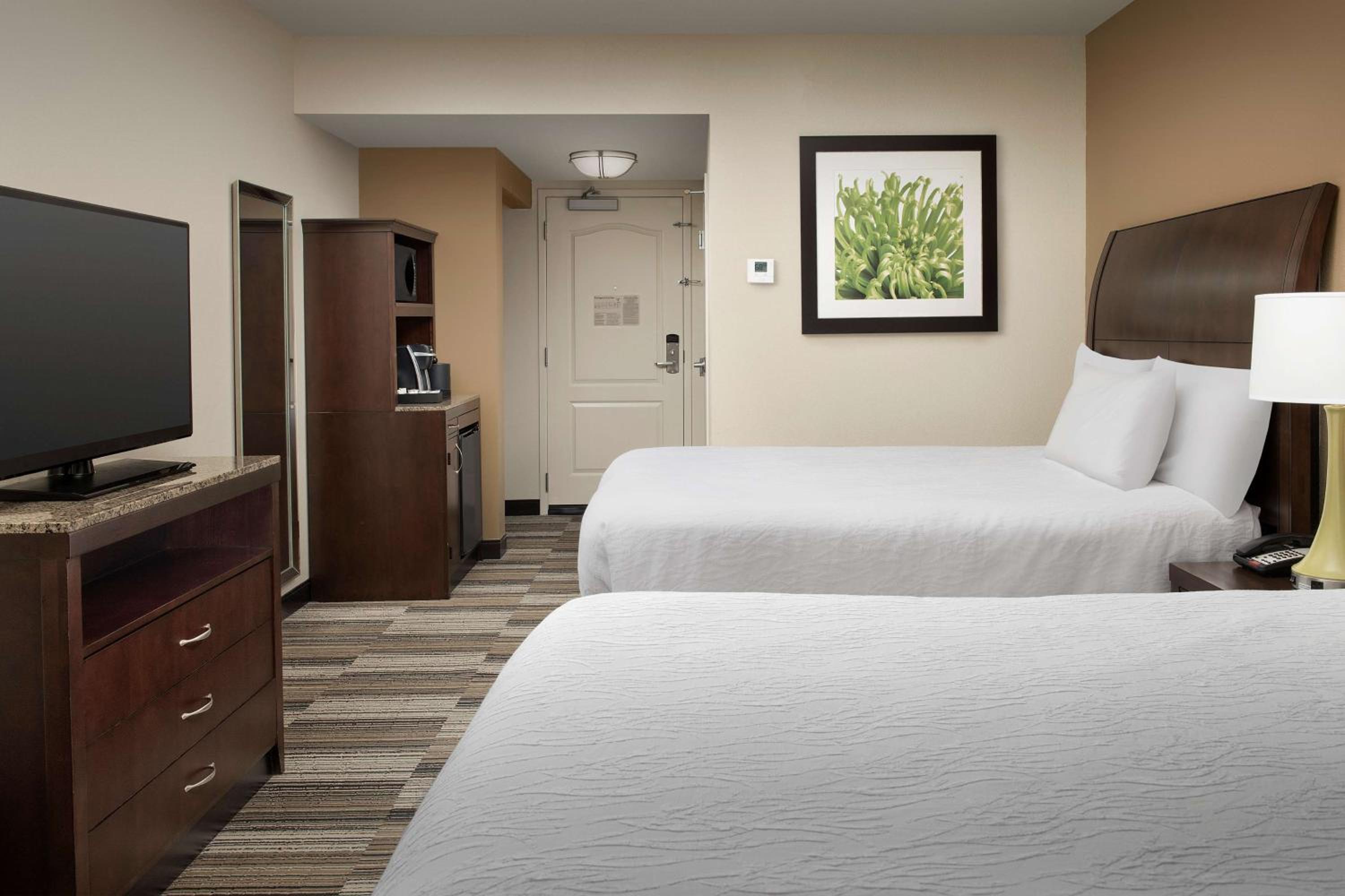 Queen Room with Two Queen Beds - Photo 6