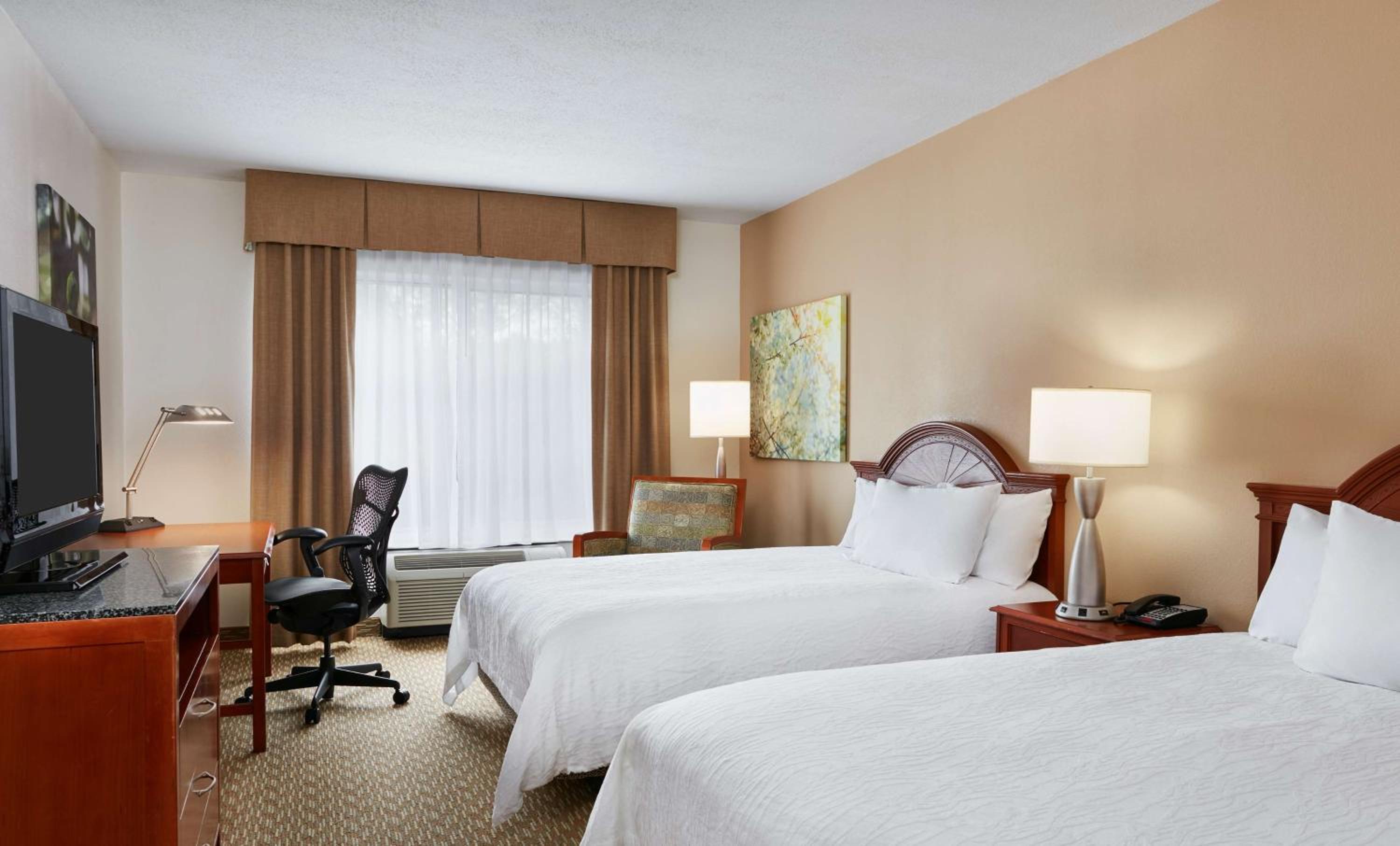 Queen Room with Two Queen Beds - Photo 4
