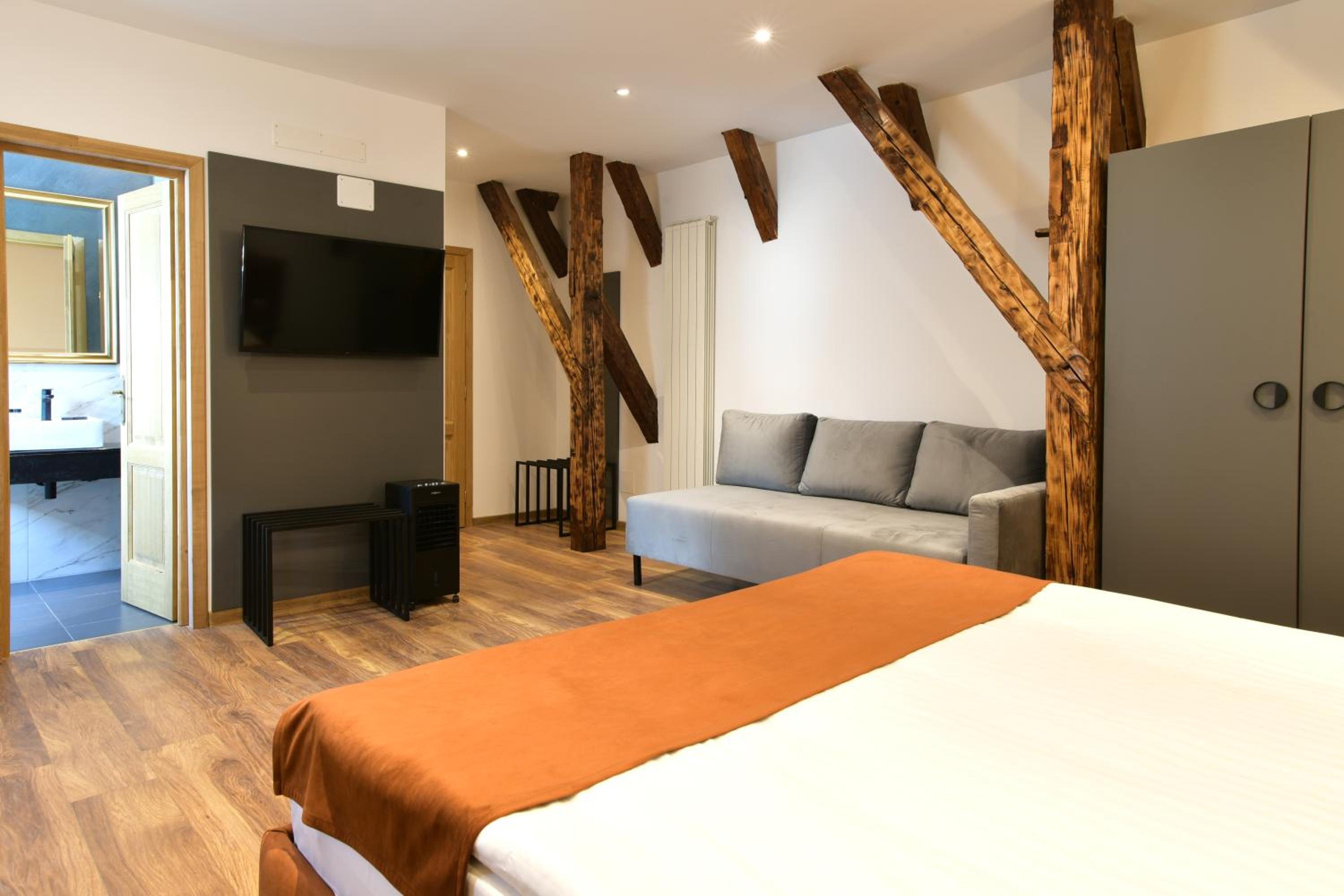 Deluxe Double Room - Photo 18