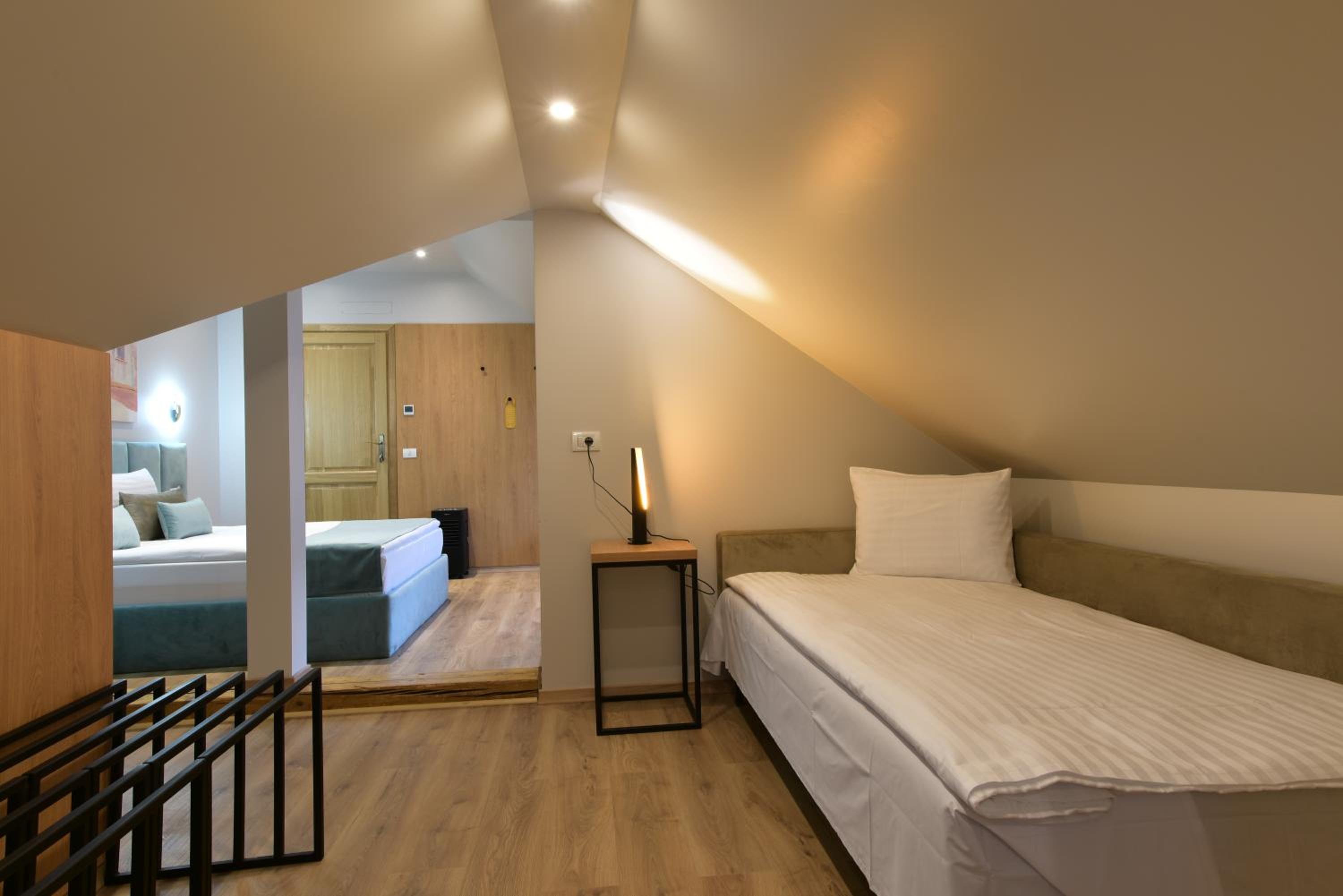 Deluxe Double Room - Photo 21