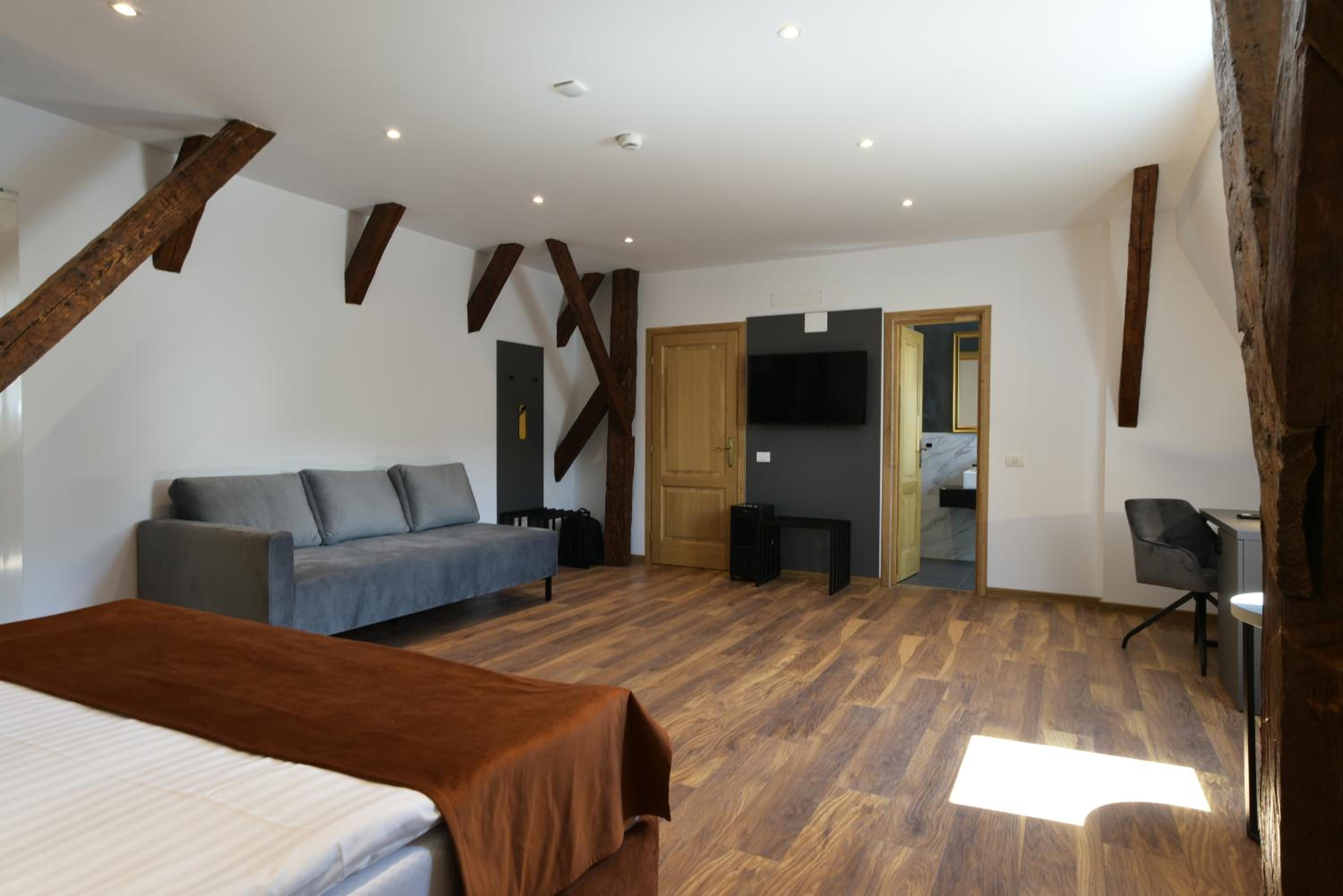 Deluxe Double Room - Photo 20