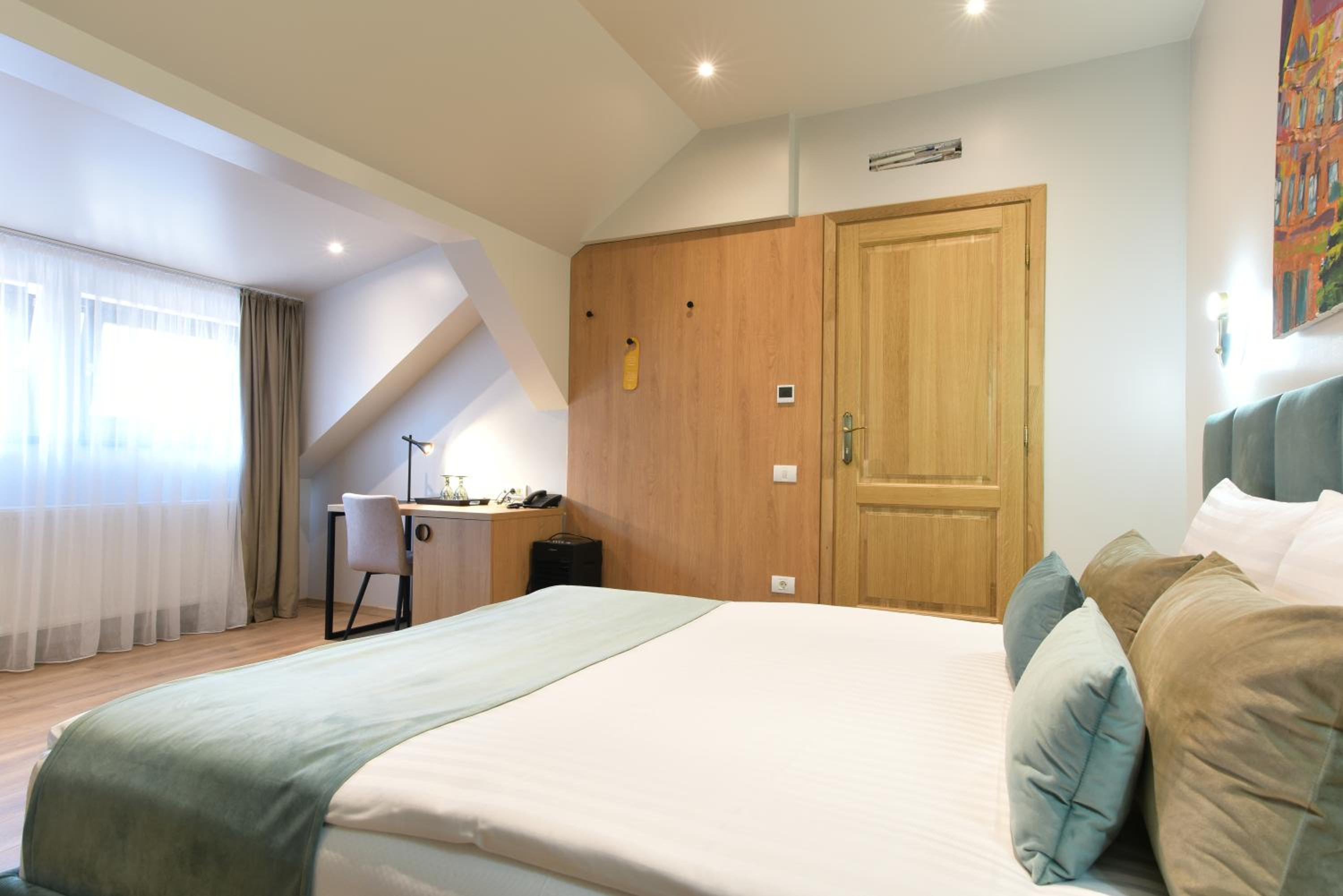 Deluxe Double Room - Photo 31