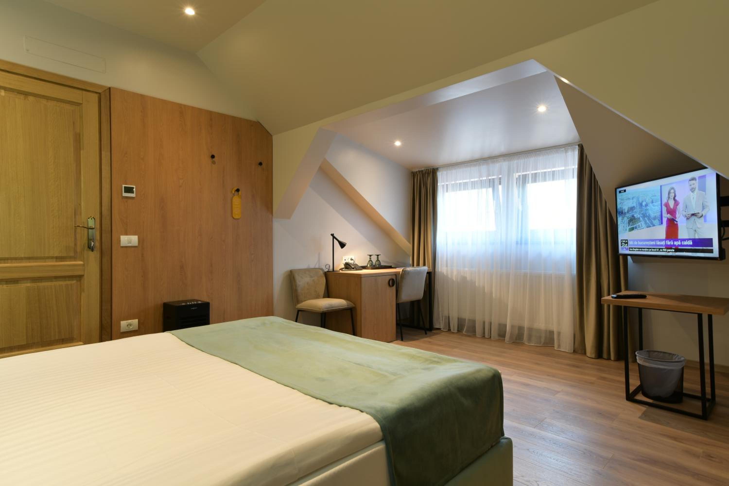 Deluxe Double Room - Photo 28