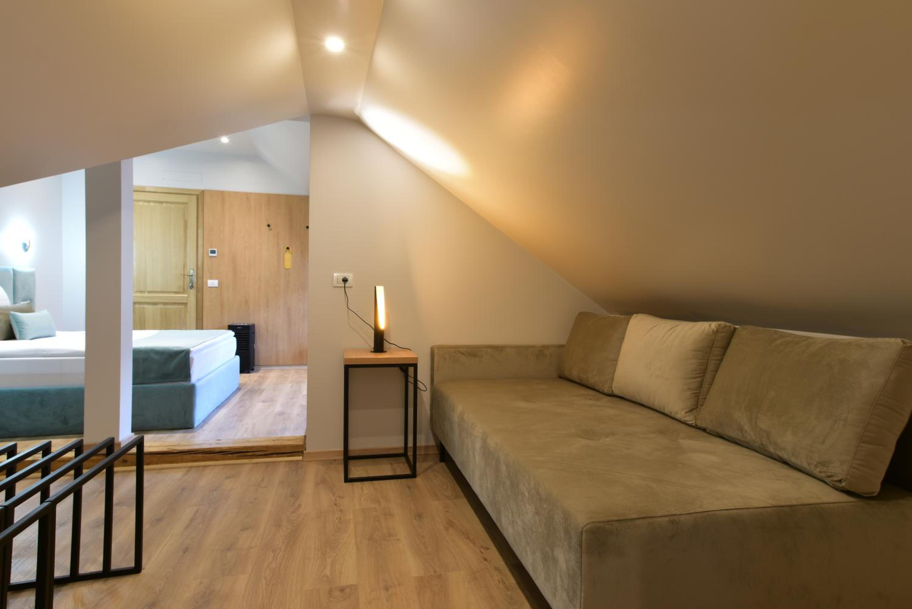 Deluxe Double Room - Photo 23
