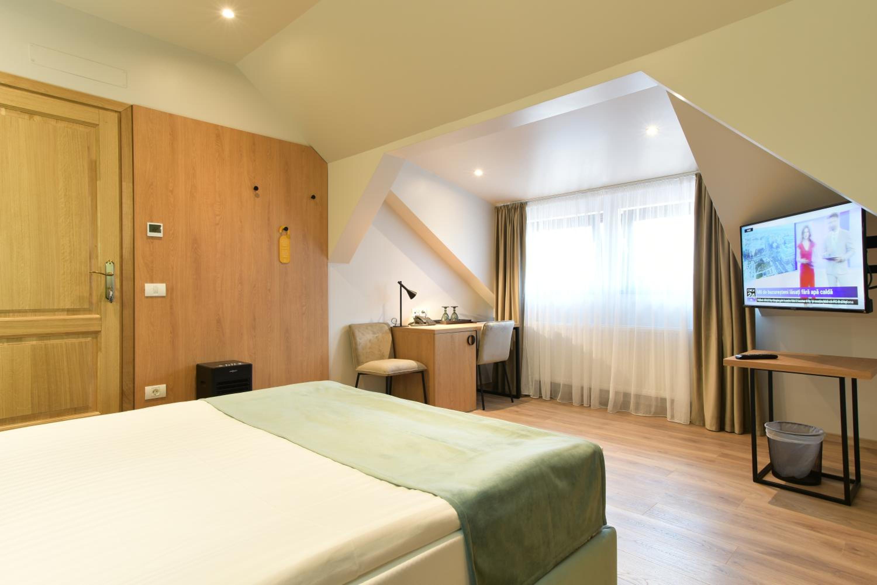 Deluxe Double Room - Photo 36