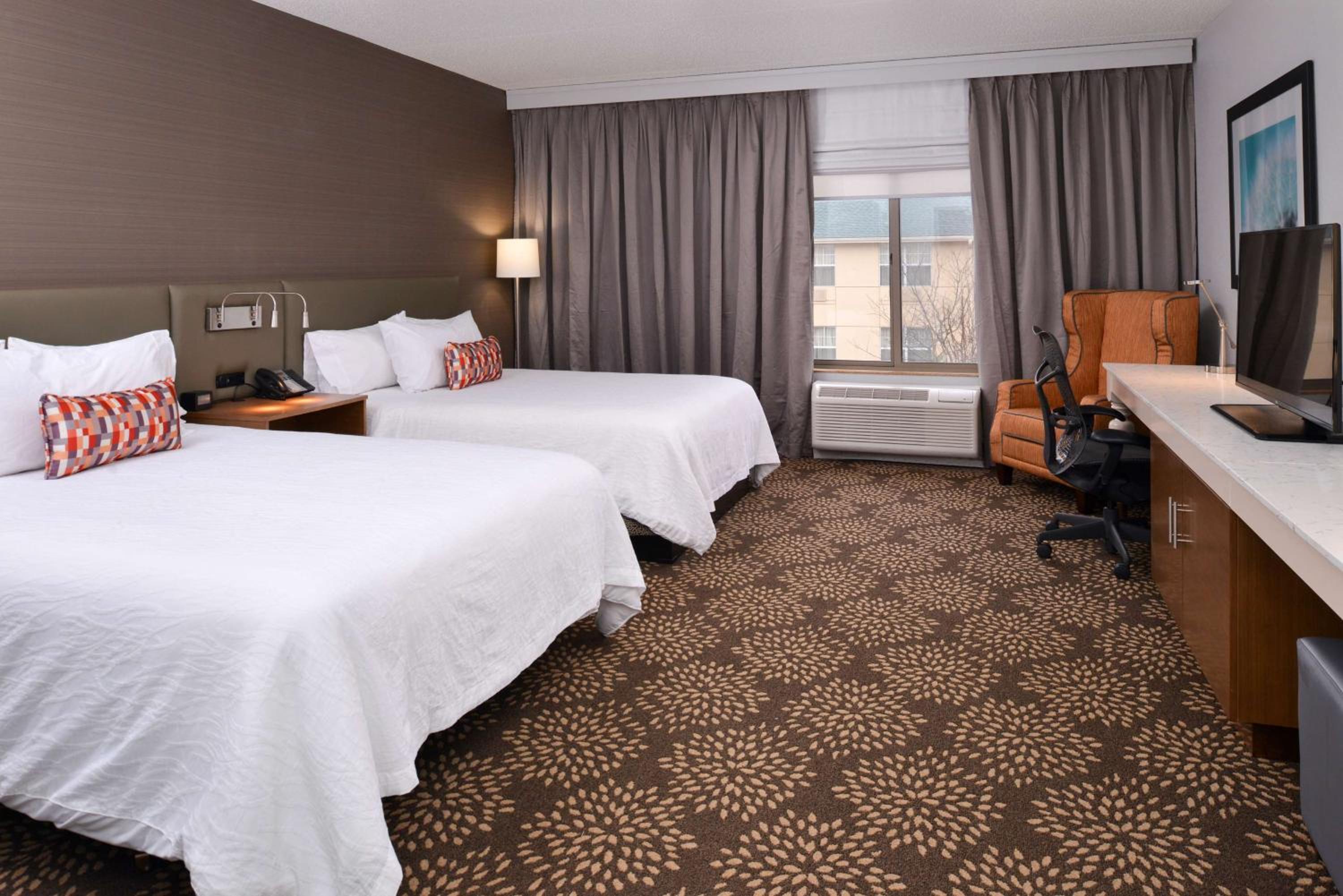 Queen Room with Two Queen Beds - Photo 5