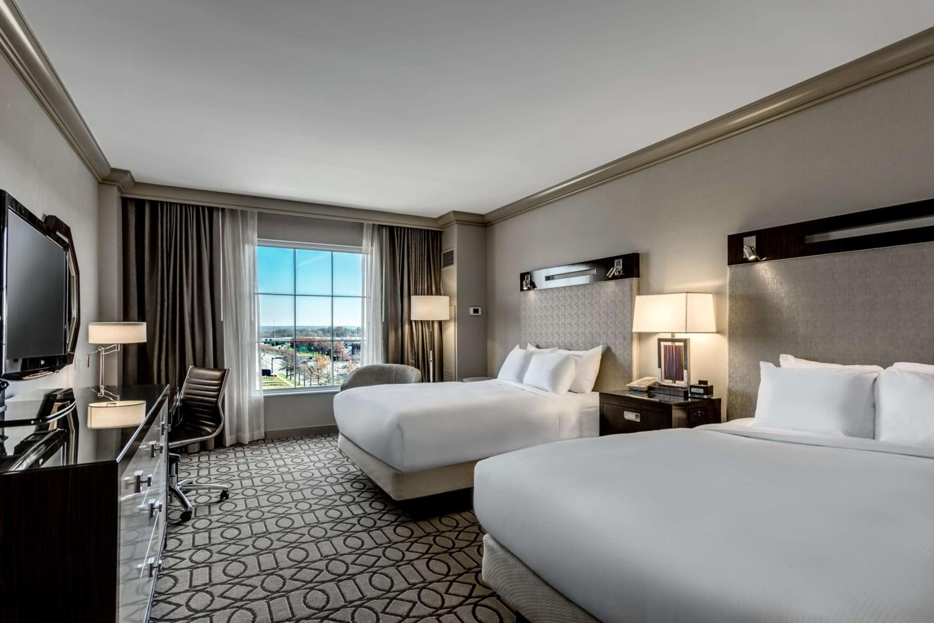 Queen Room with Two Queen Beds - Photo 2