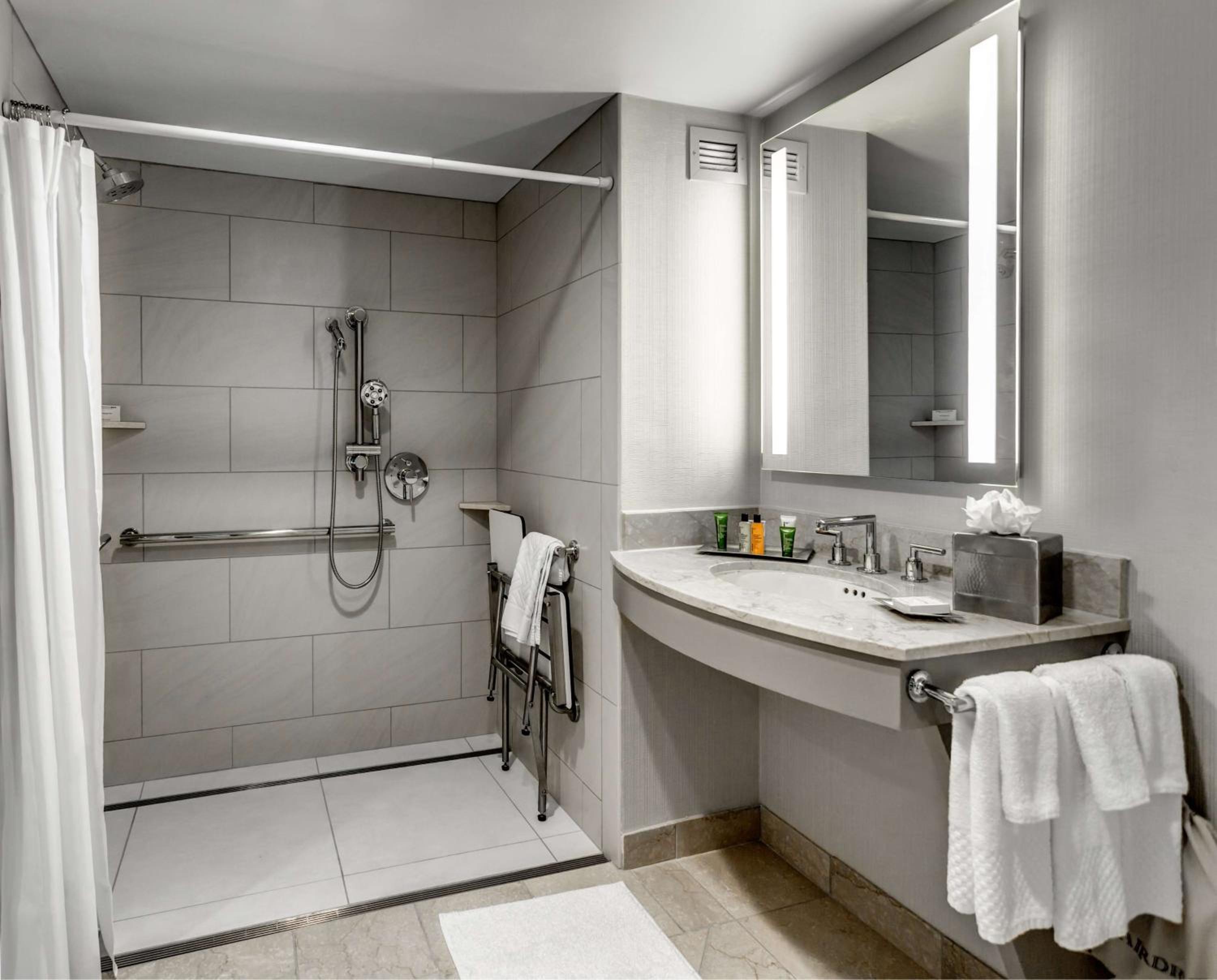 King Room with Accessible Tub - Mobility Access - Photo 3