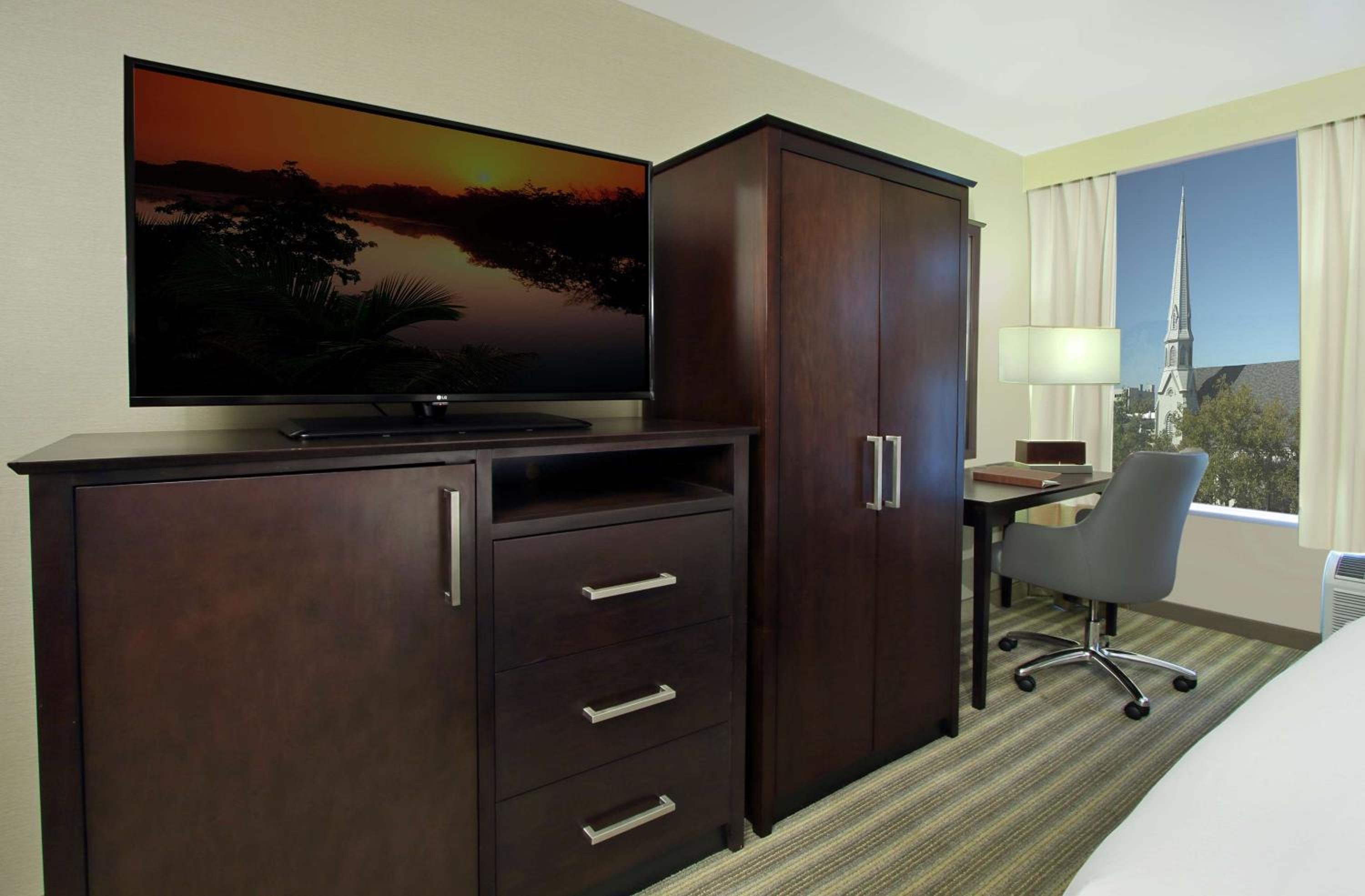 Queen Room with Bath Tub - Mobility/Hearing Accessible - Photo 1
