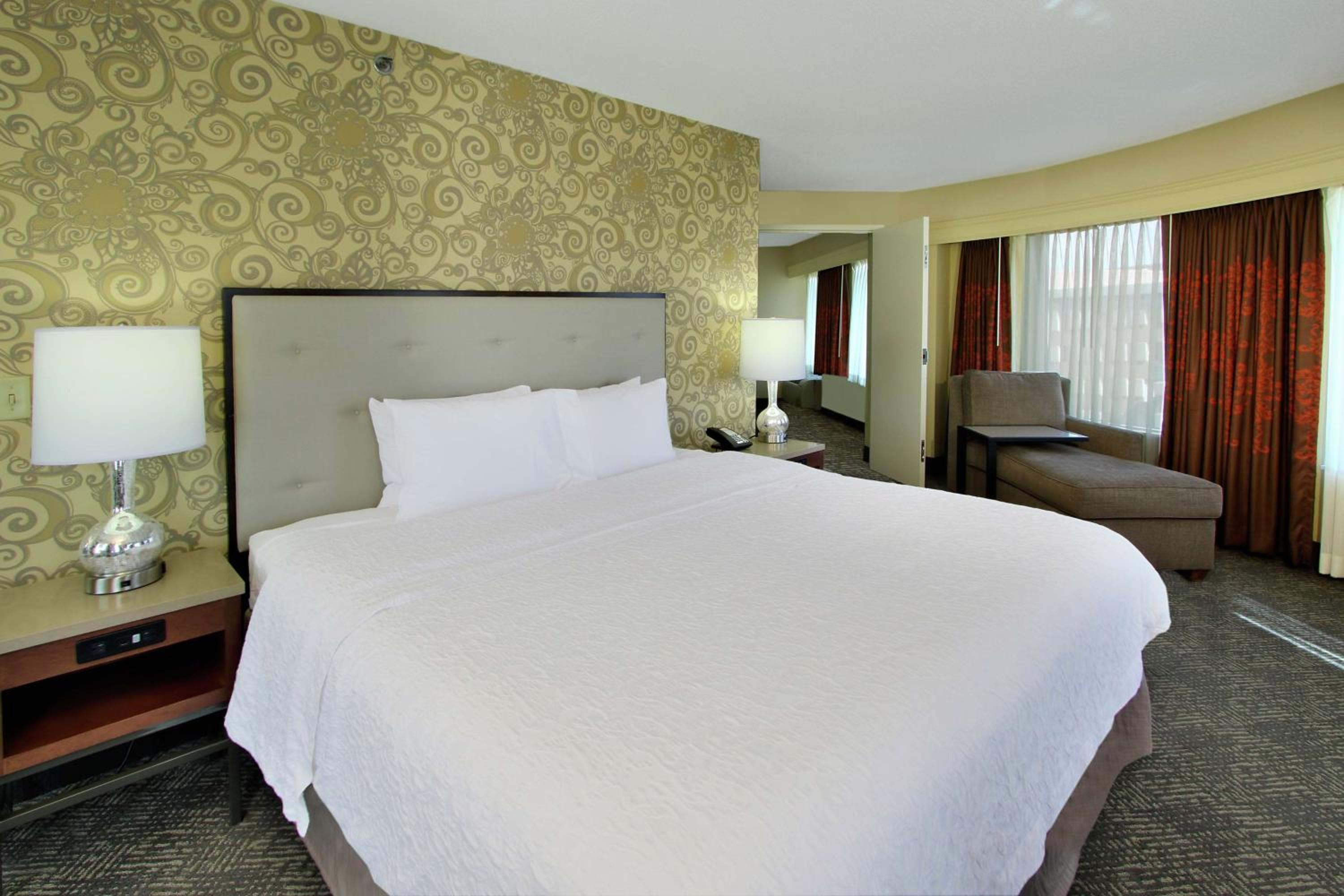 King Suite with Spa Bath - Non-Smoking - Photo 1