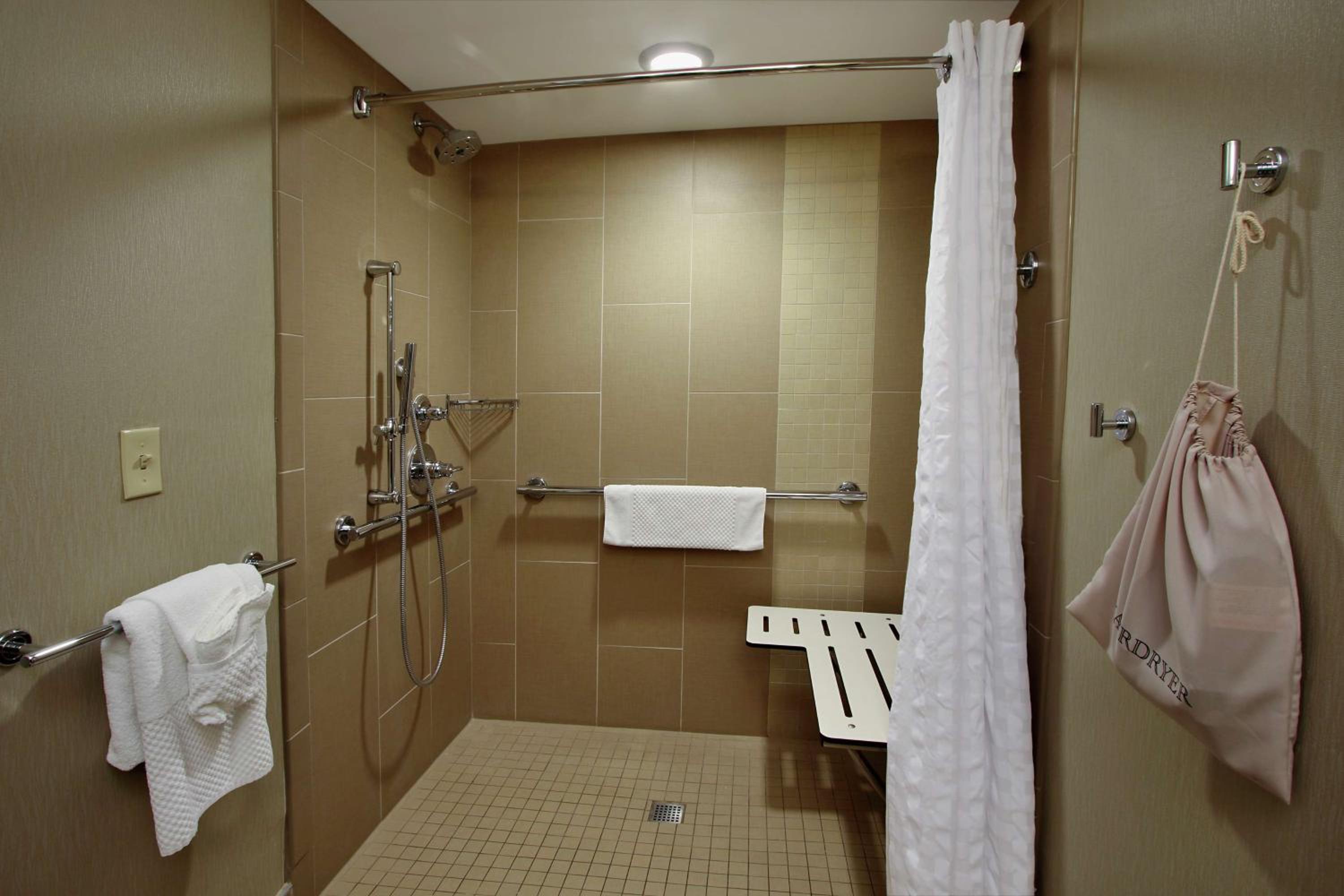 Queen Room with Roll-In Shower - Mobility and Hearing Access - Photo 2