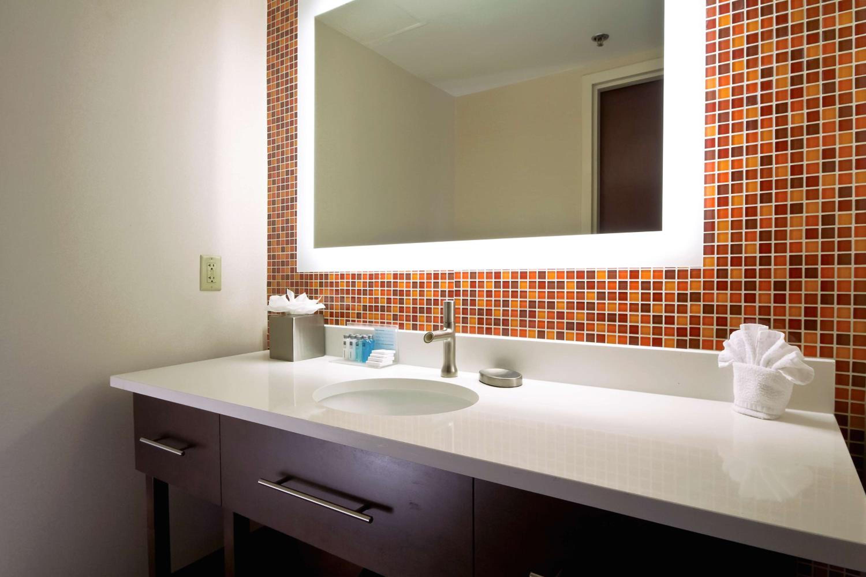 King Suite with Kitchen - Non-Smoking - Photo 5