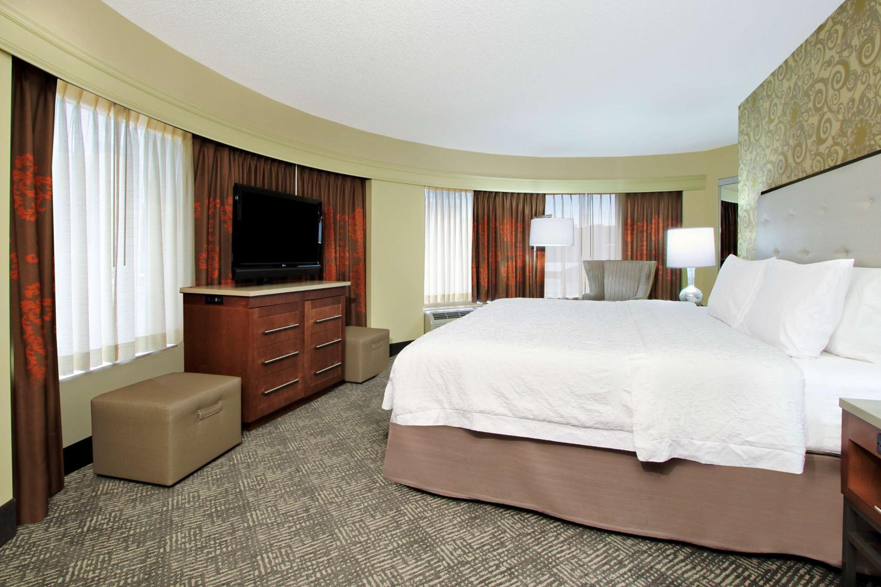 King Suite with Spa Bath - Non-Smoking - Photo 2