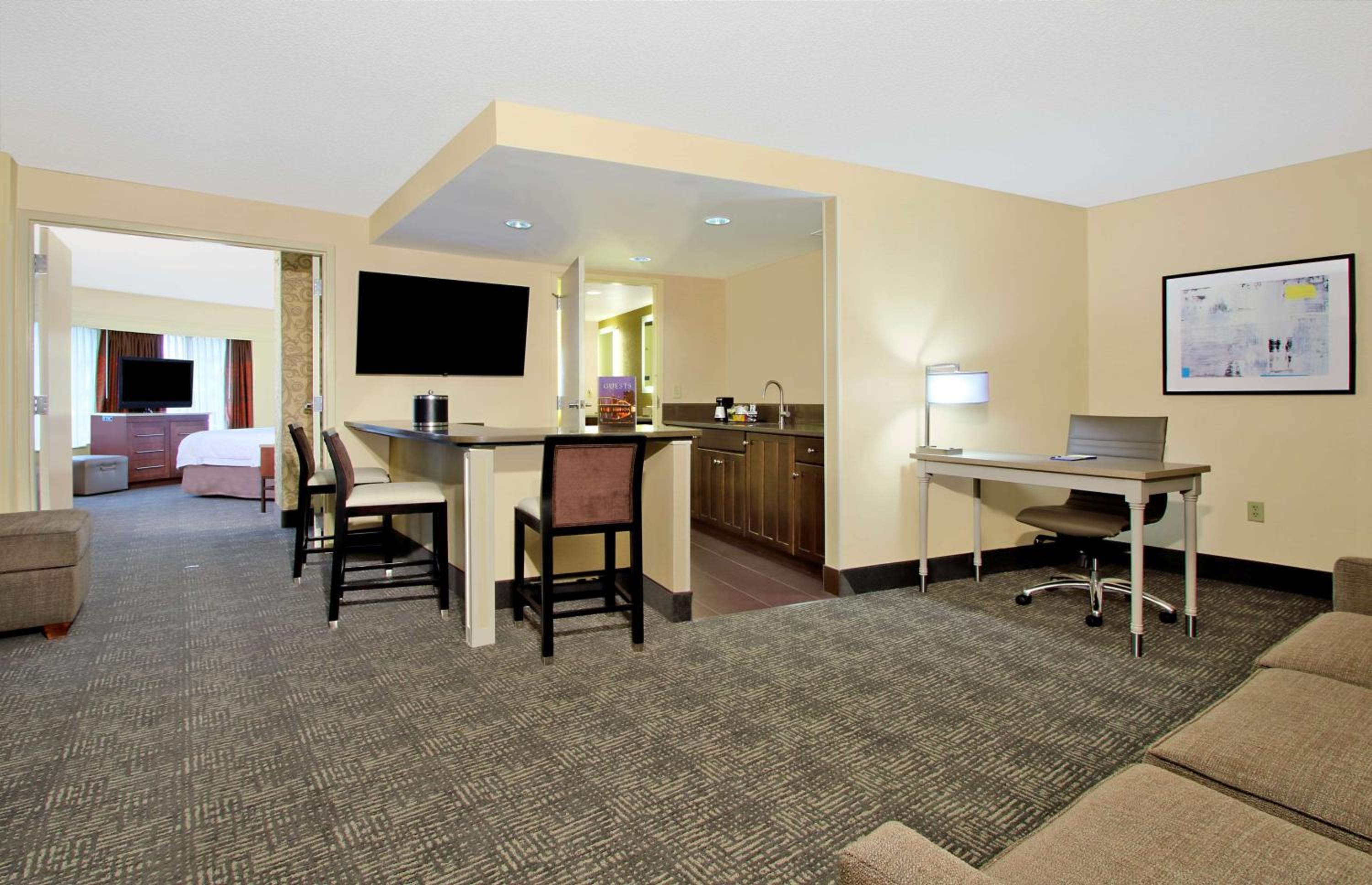 King Suite with Spa Bath - Non-Smoking - Photo 7
