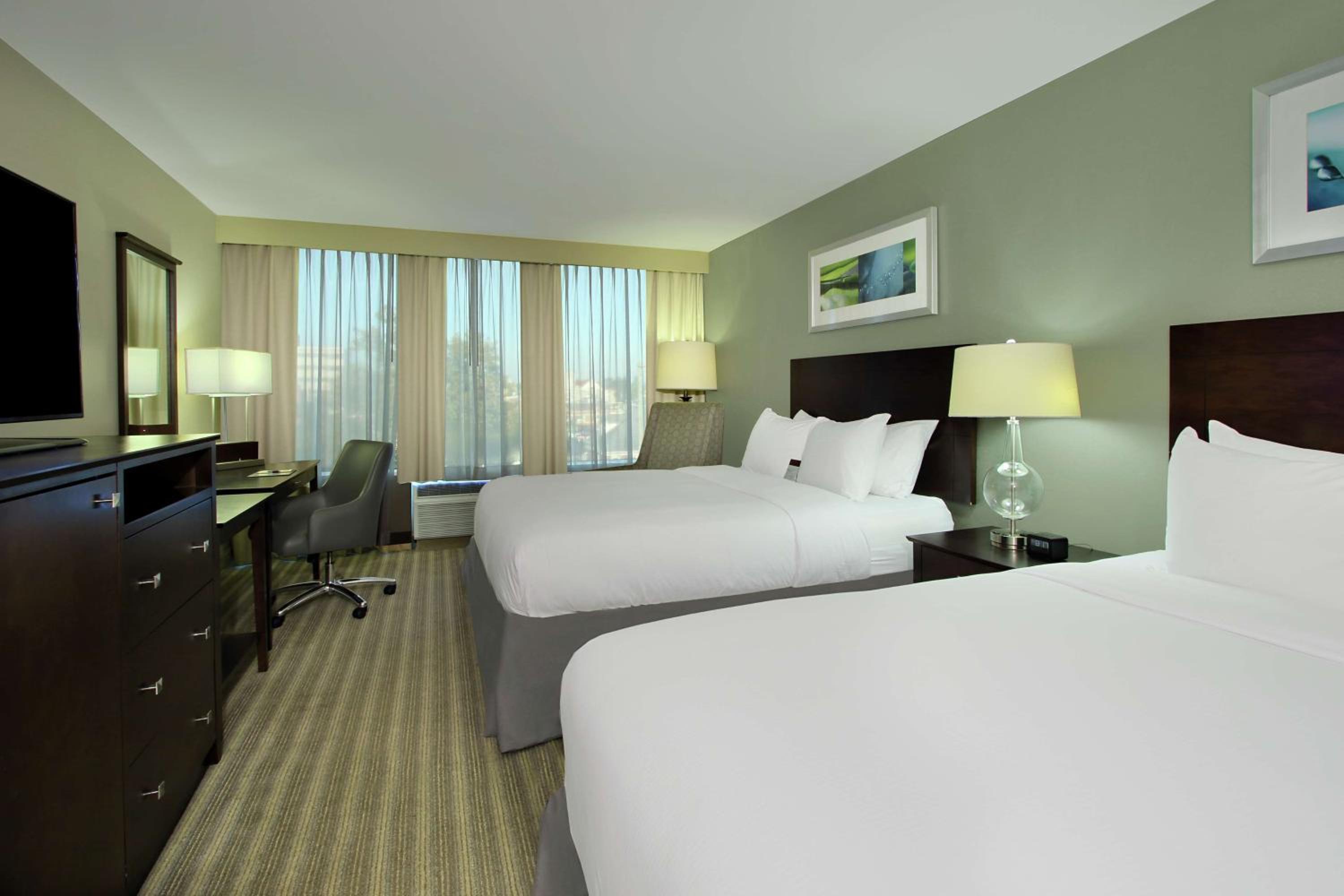 Queen Room with Two Queen Beds - Photo 4