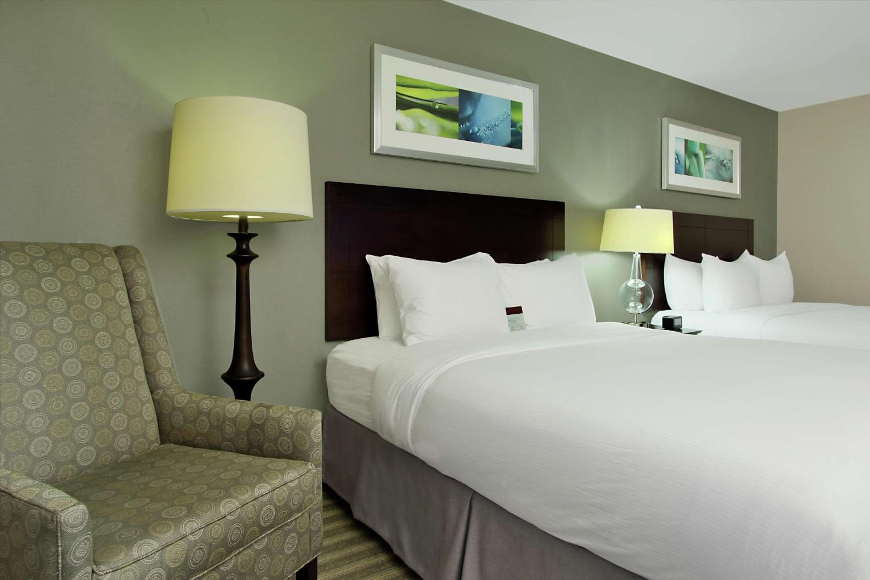 Queen Room with Two Queen Beds - Photo 3