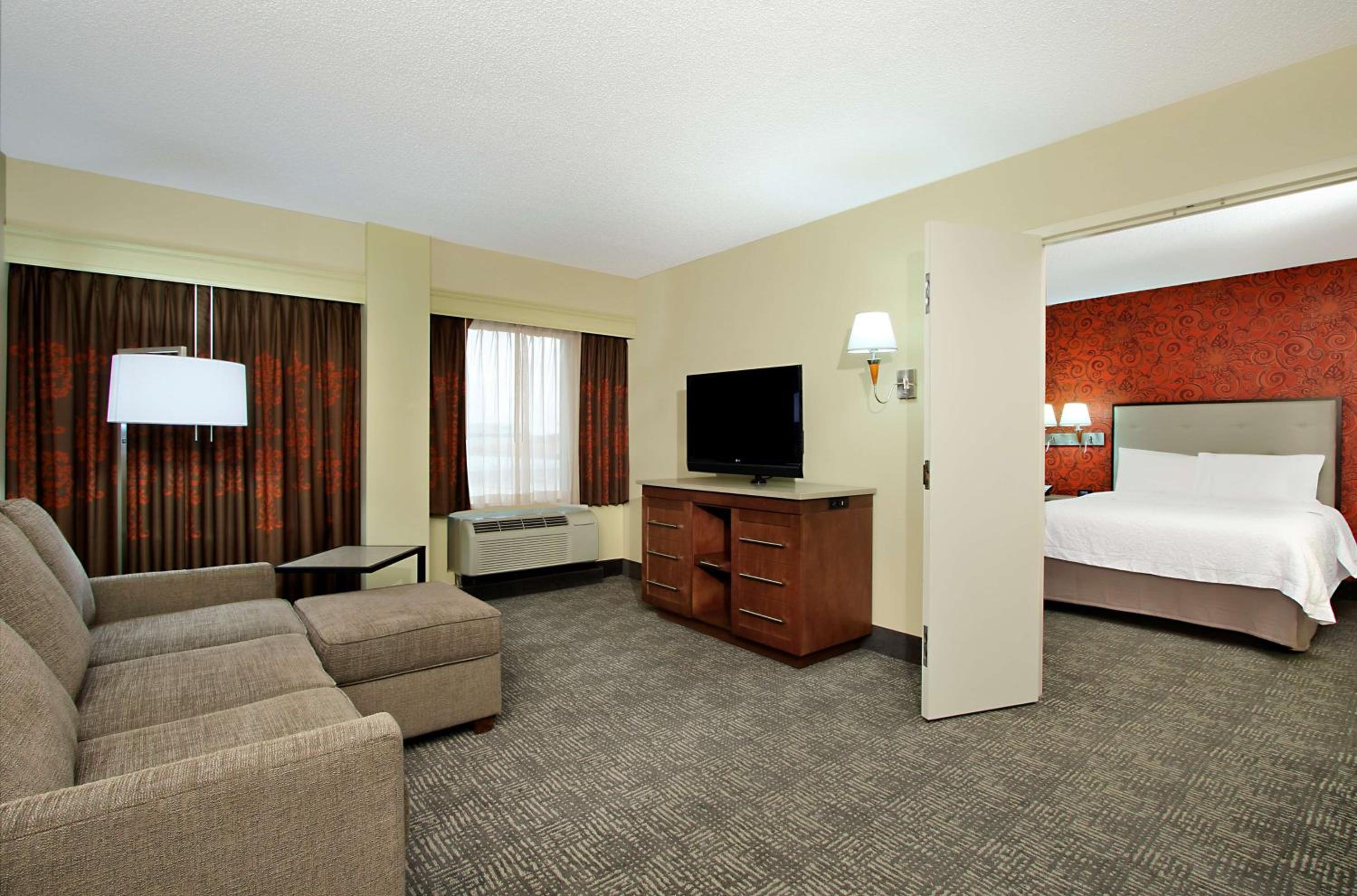 Queen Suite with Sofa Bed - Non-Smoking - Photo 2
