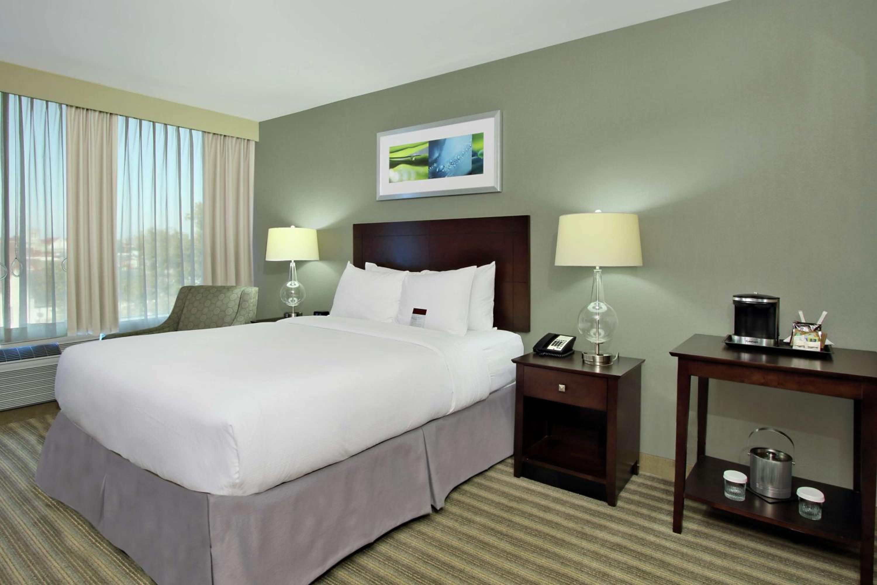 Queen Room with Bath Tub - Mobility/Hearing Accessible - Photo 2