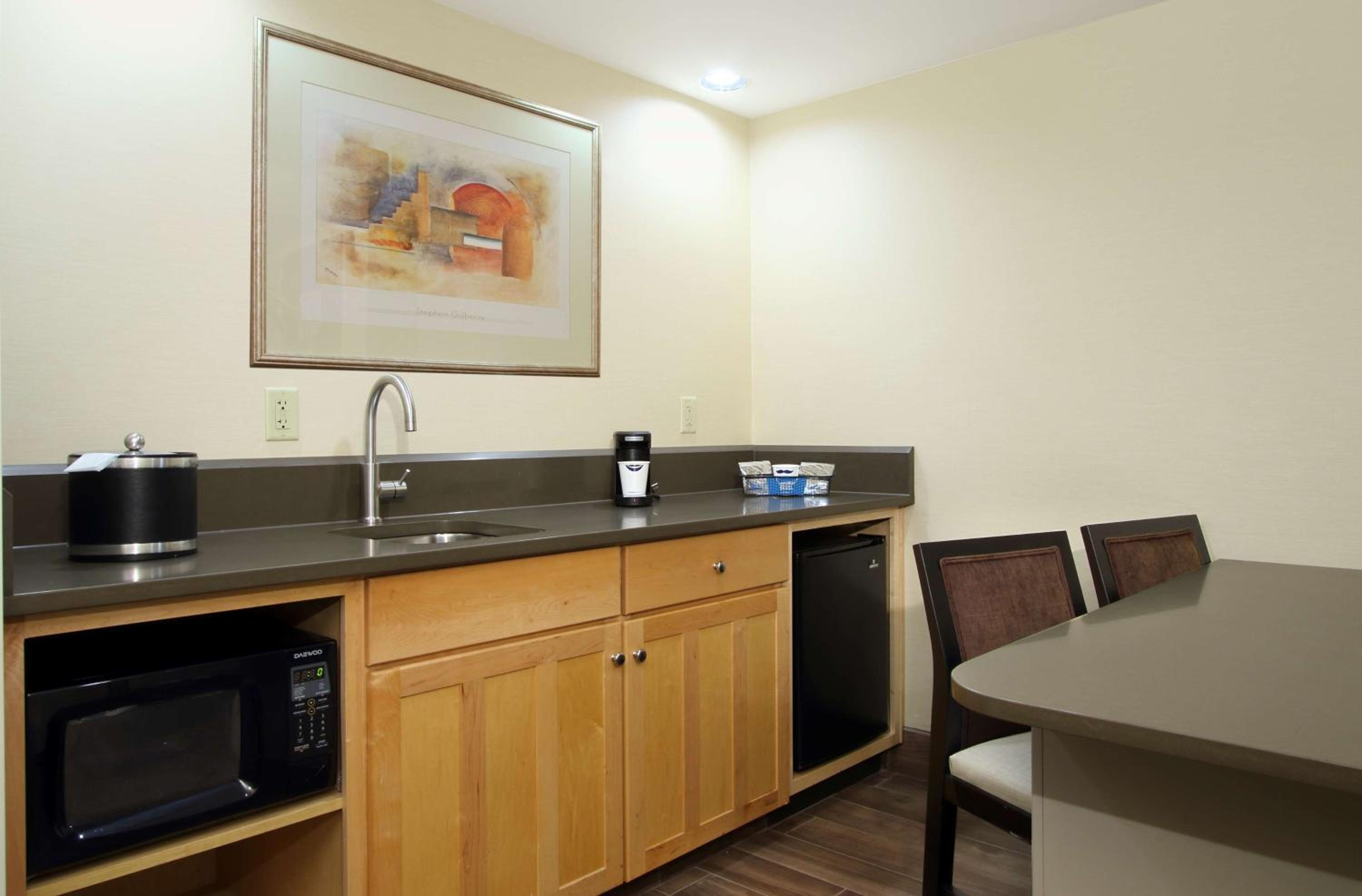 Queen Suite with Sofa Bed - Non-Smoking - Photo 3