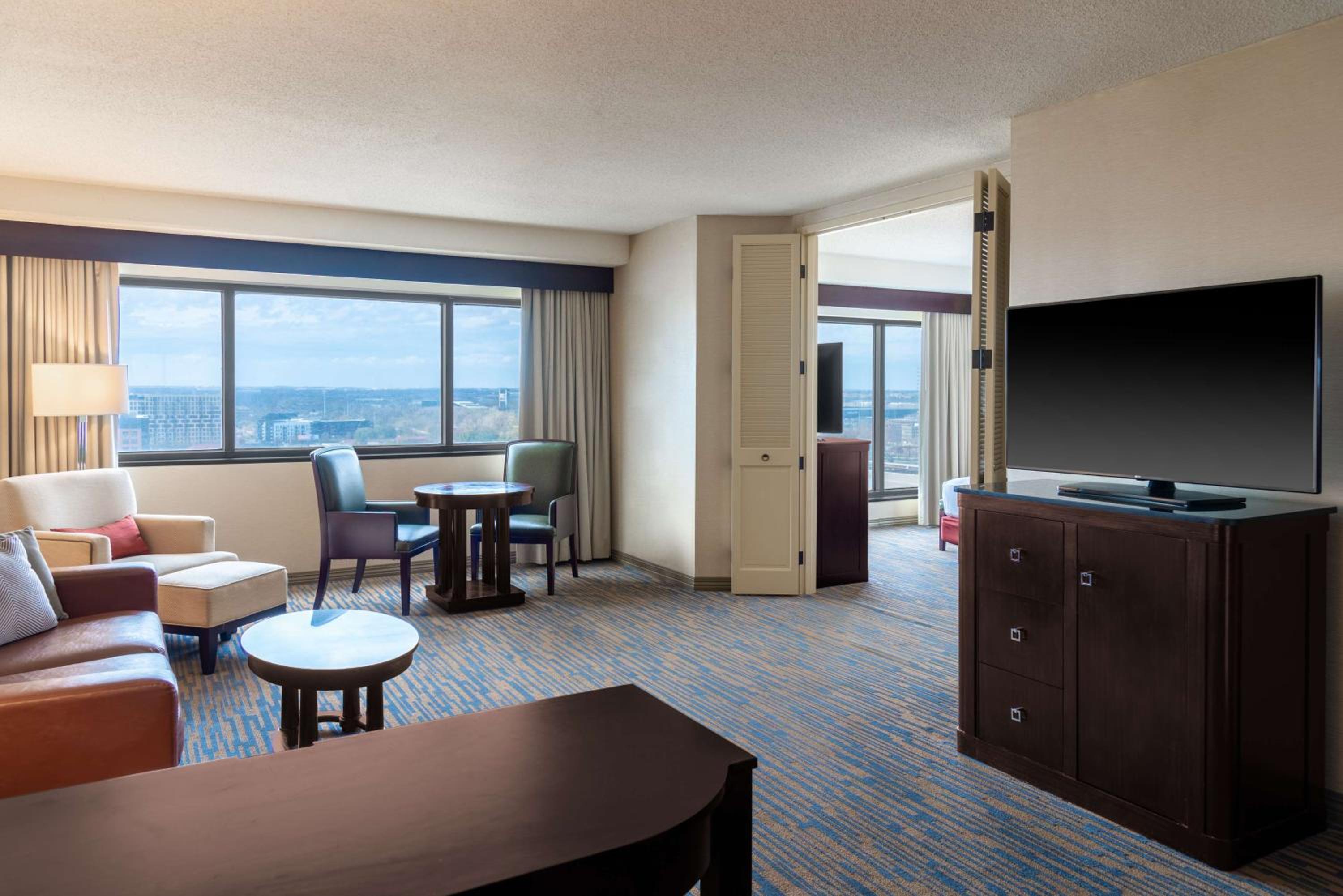 King Corner Suite - Non-Smoking