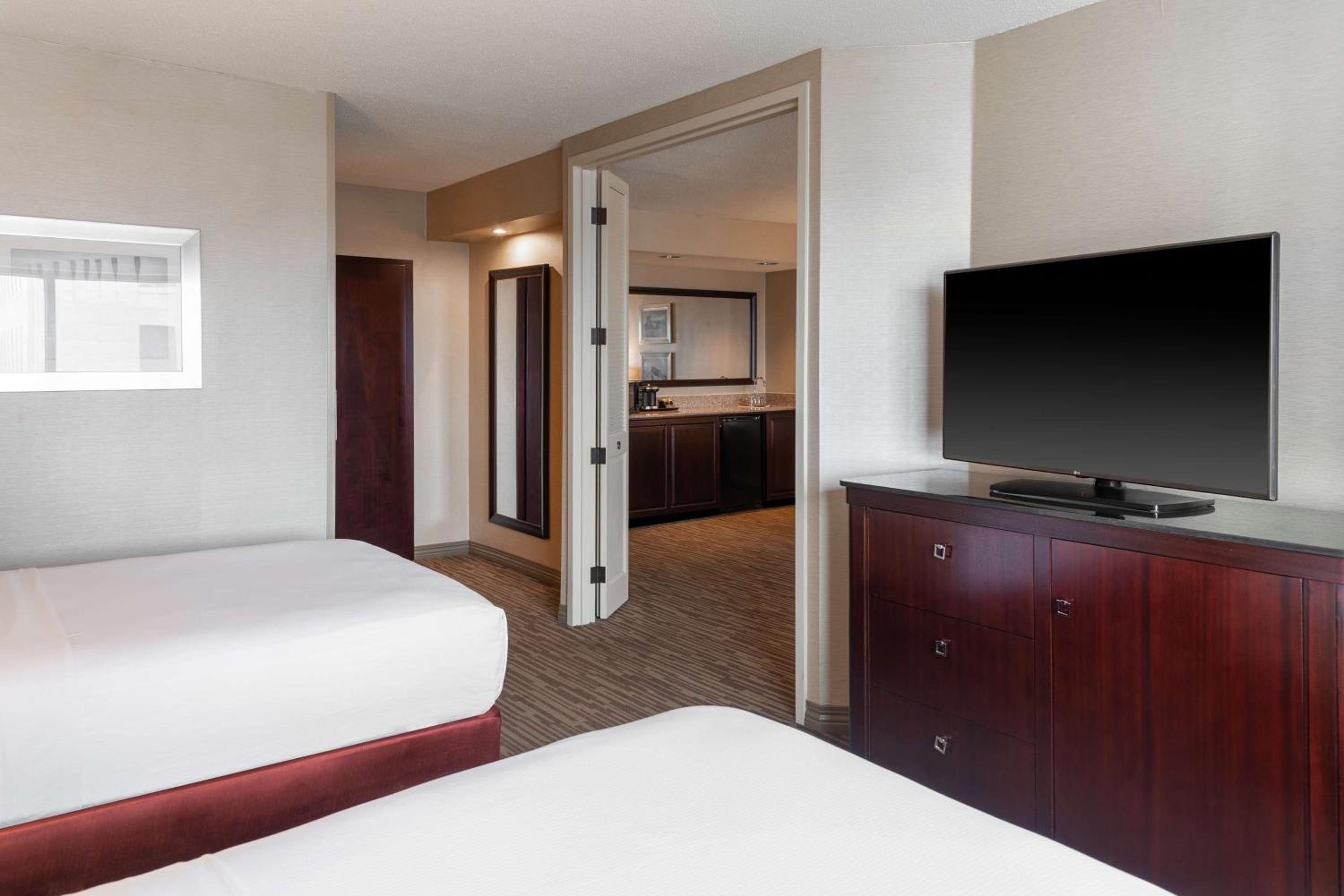 Deluxe Suite With Two Double Beds And River View - High Floor photo 1
