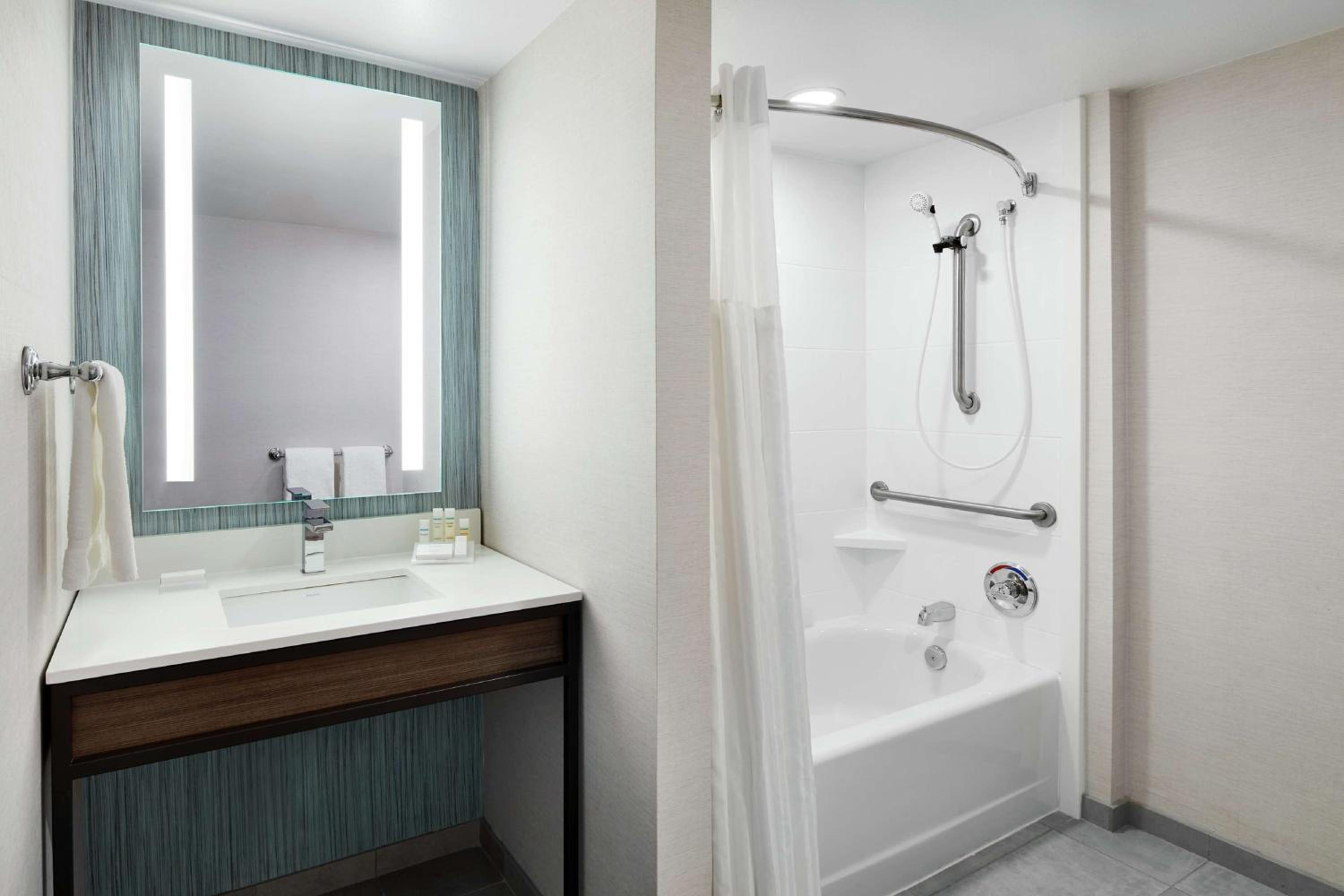King Room with Tub - Mobility and Hearing Access - Photo 3