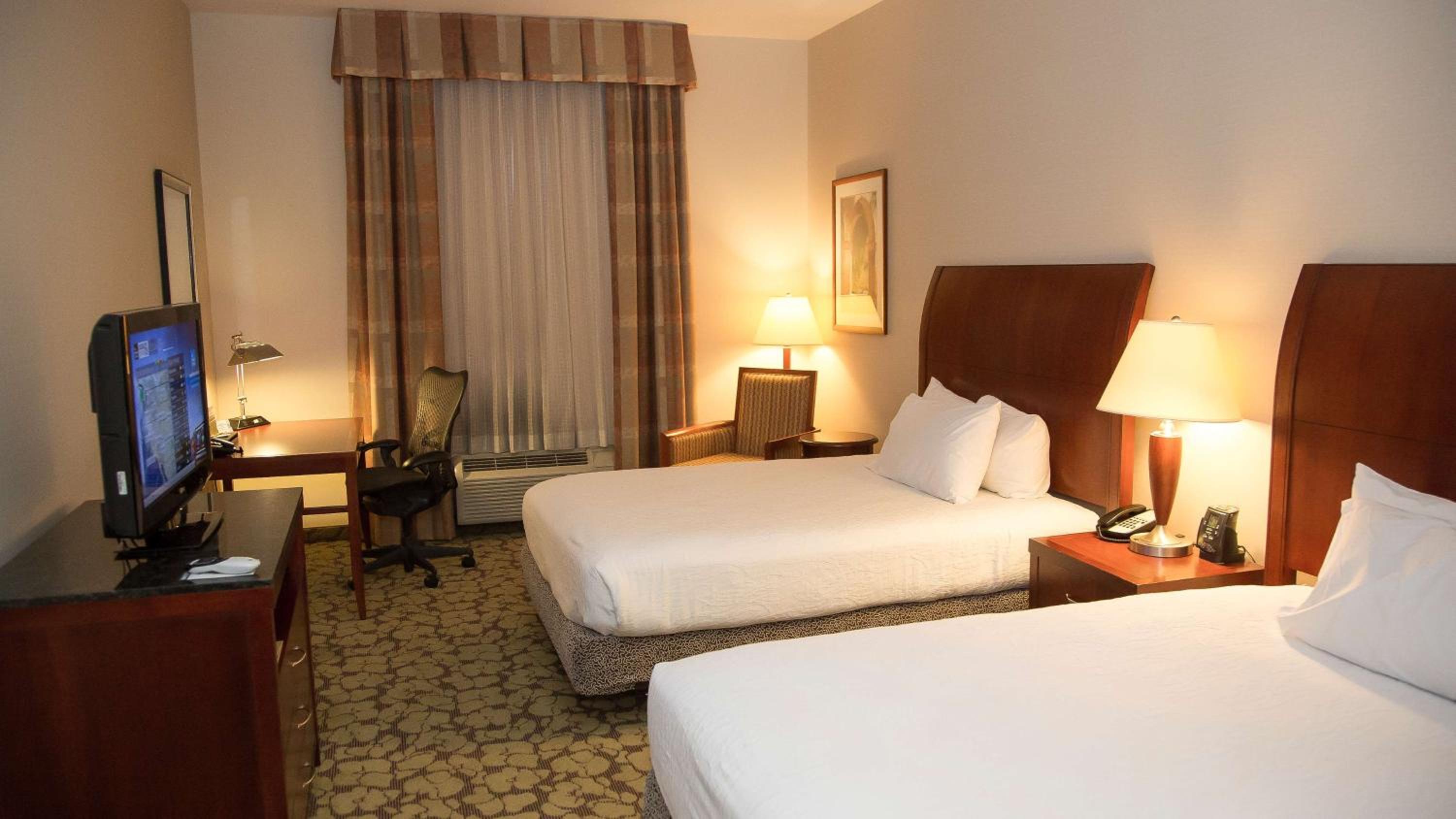 Queen Room with Two Queen Beds - Photo 4