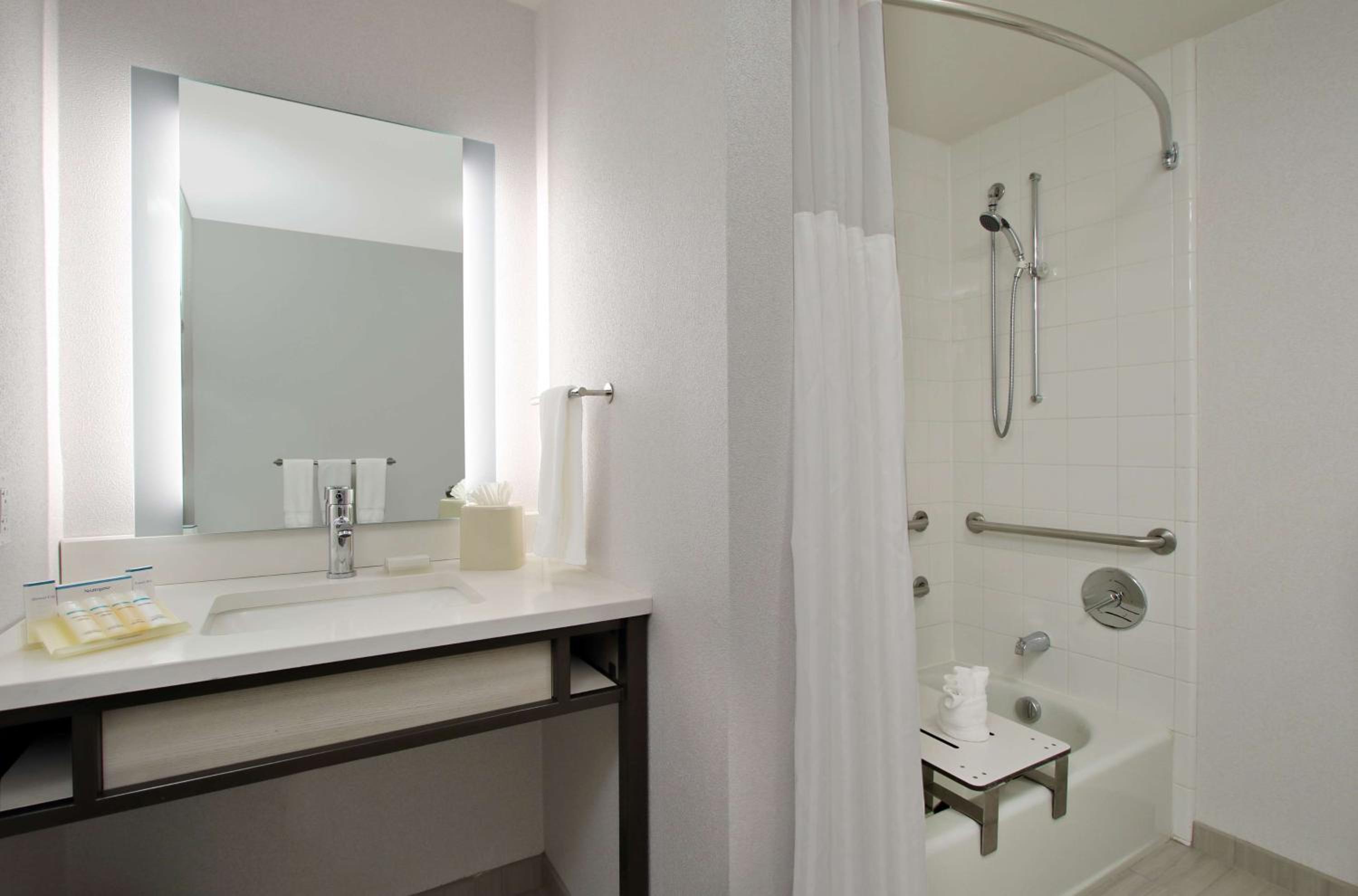 Queen Room with Two Queen Beds - Mobility and Hearing Access - Photo 3