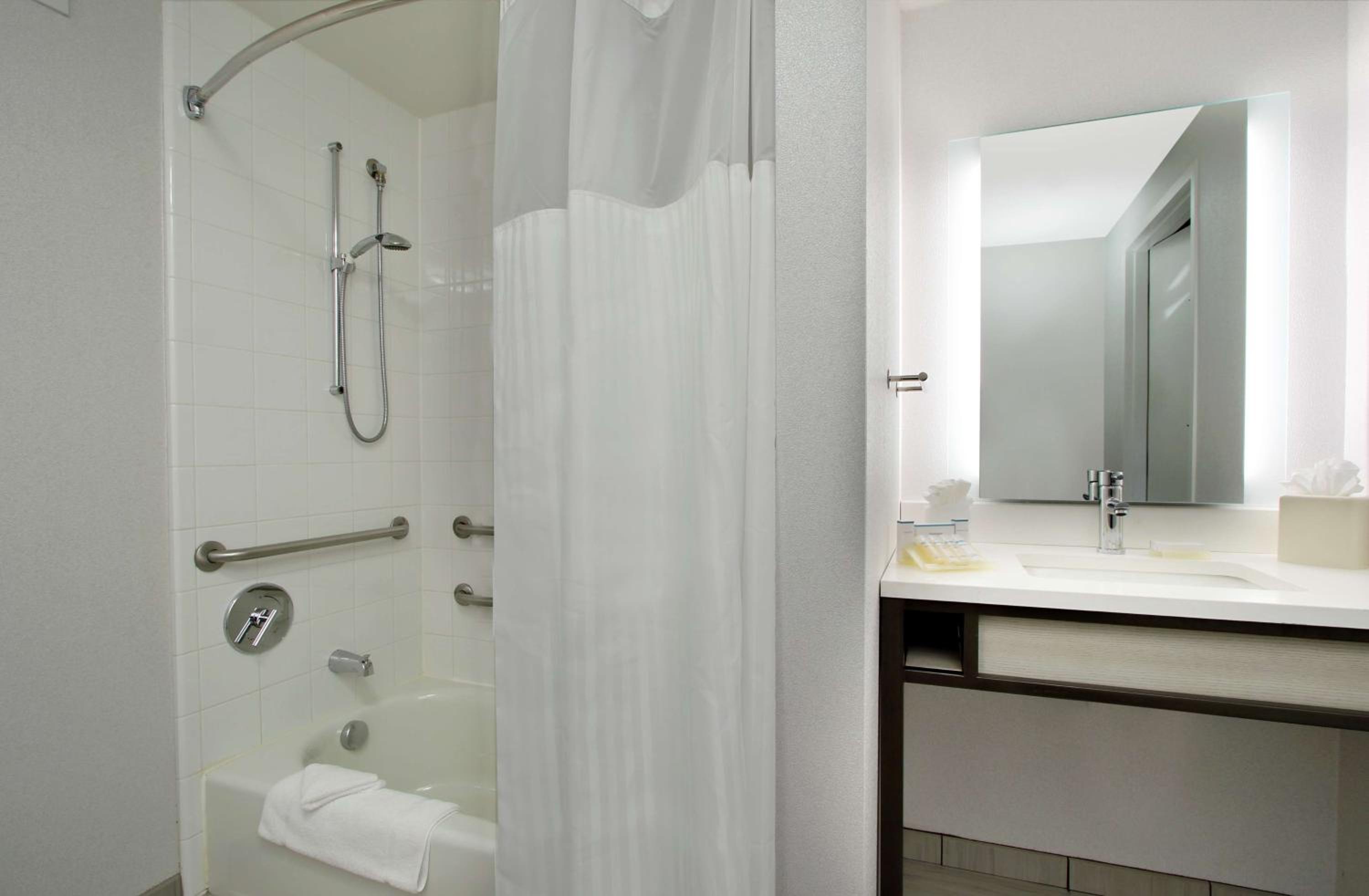 King Room with Tub - Mobility and Hearing Access - Photo 3