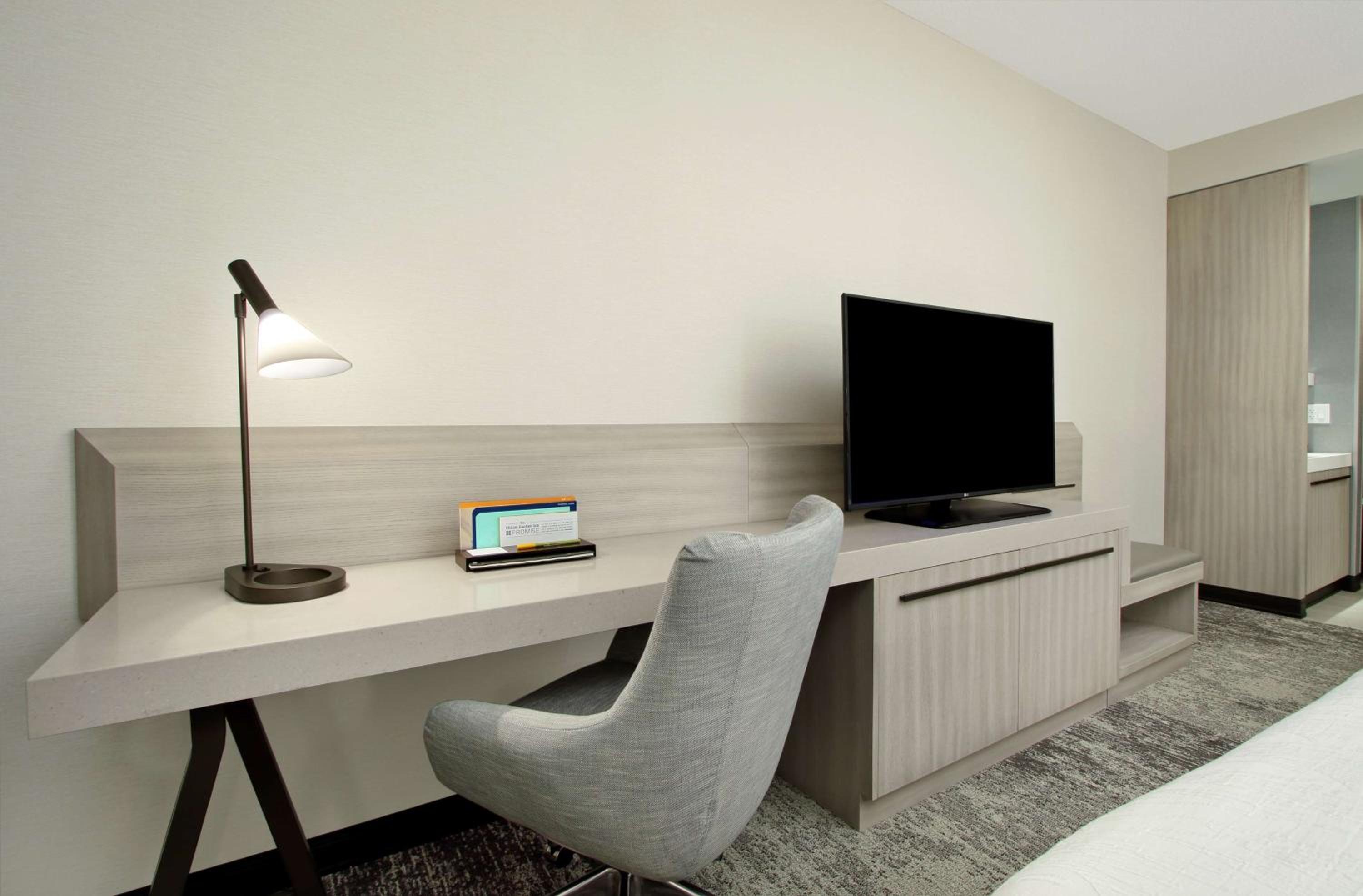 King Room with Tub - Mobility and Hearing Access - Photo 1