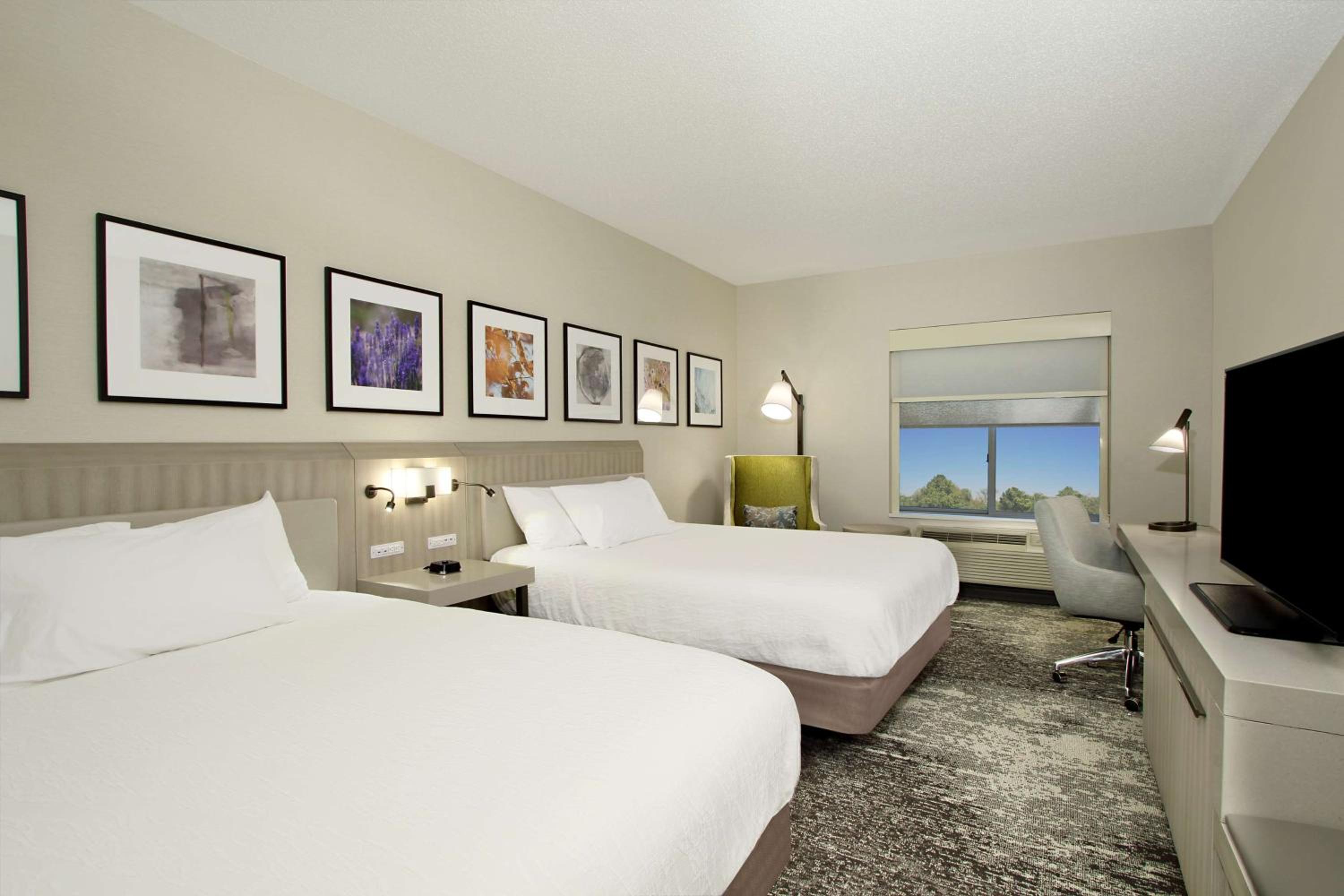Queen Room with Two Queen Beds - Photo 3
