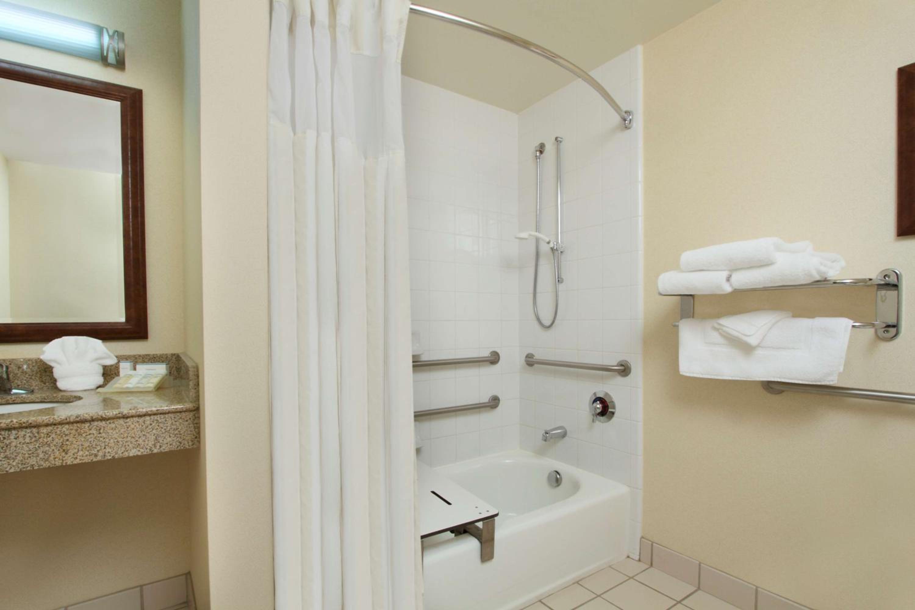 King Room with Tub - Mobility and Hearing Access - Photo 2