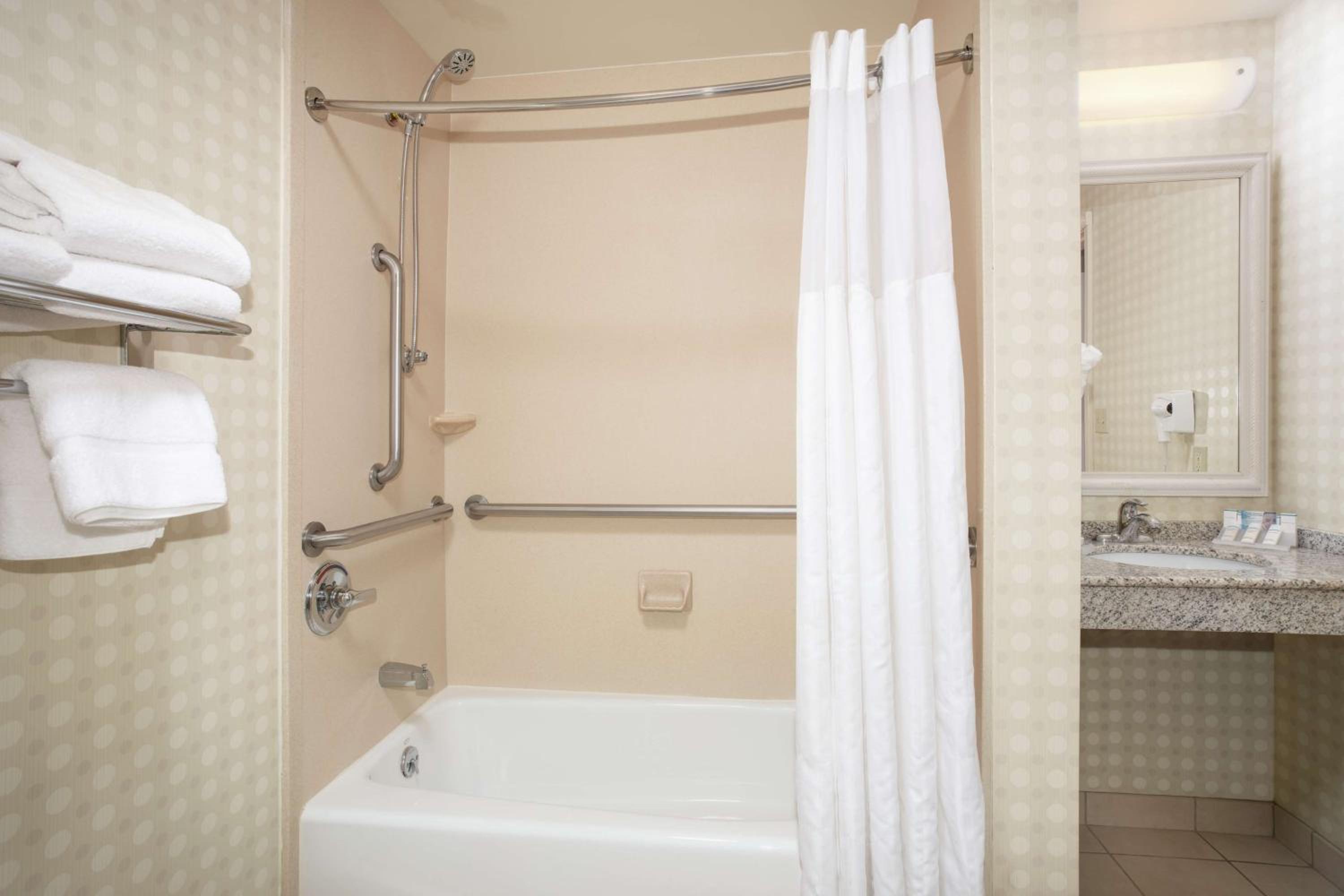 Queen Room with Two Queen Beds - Mobility and Hearing Access - Photo 4