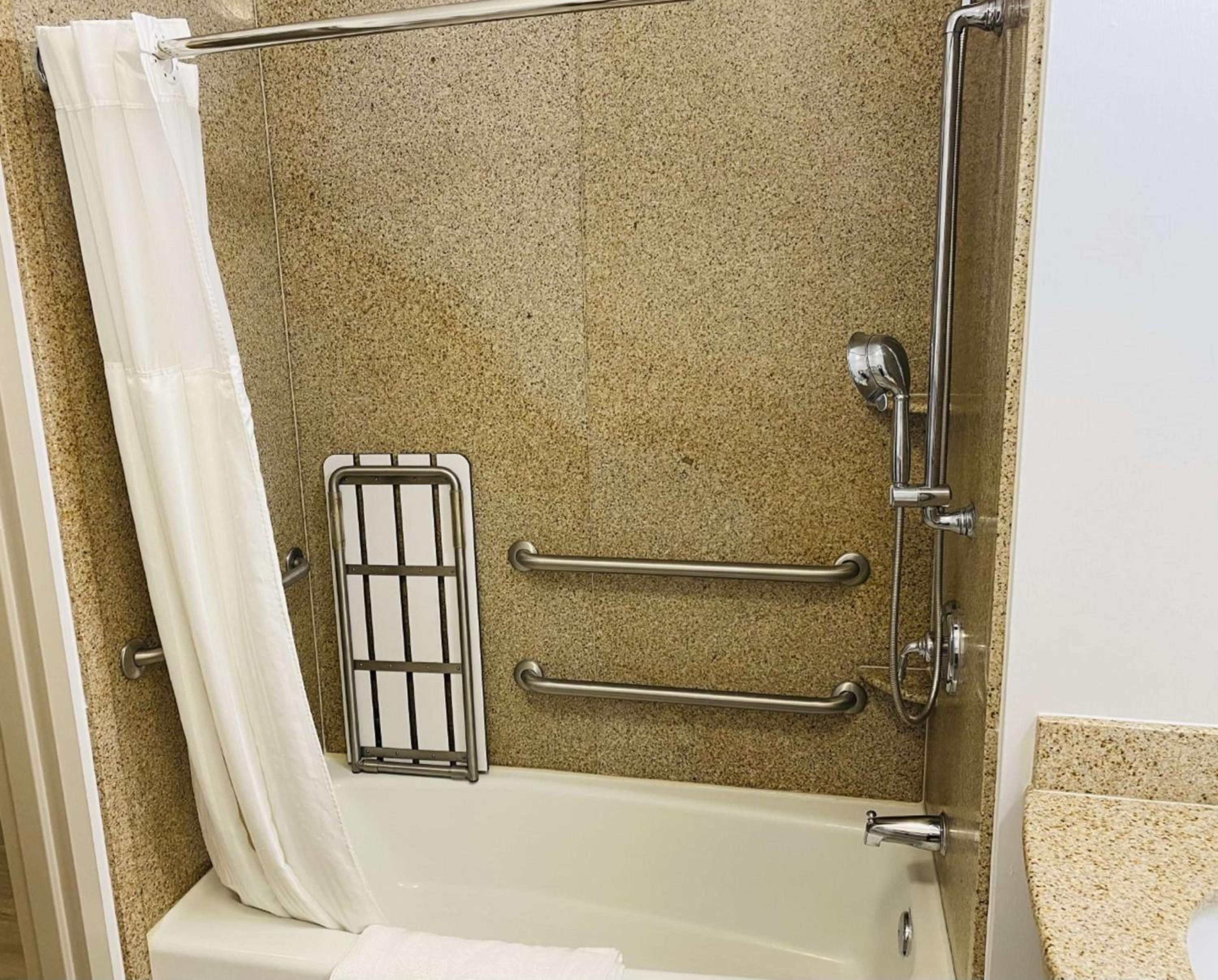King Room with Tub - Mobility and Hearing Access - Photo 2