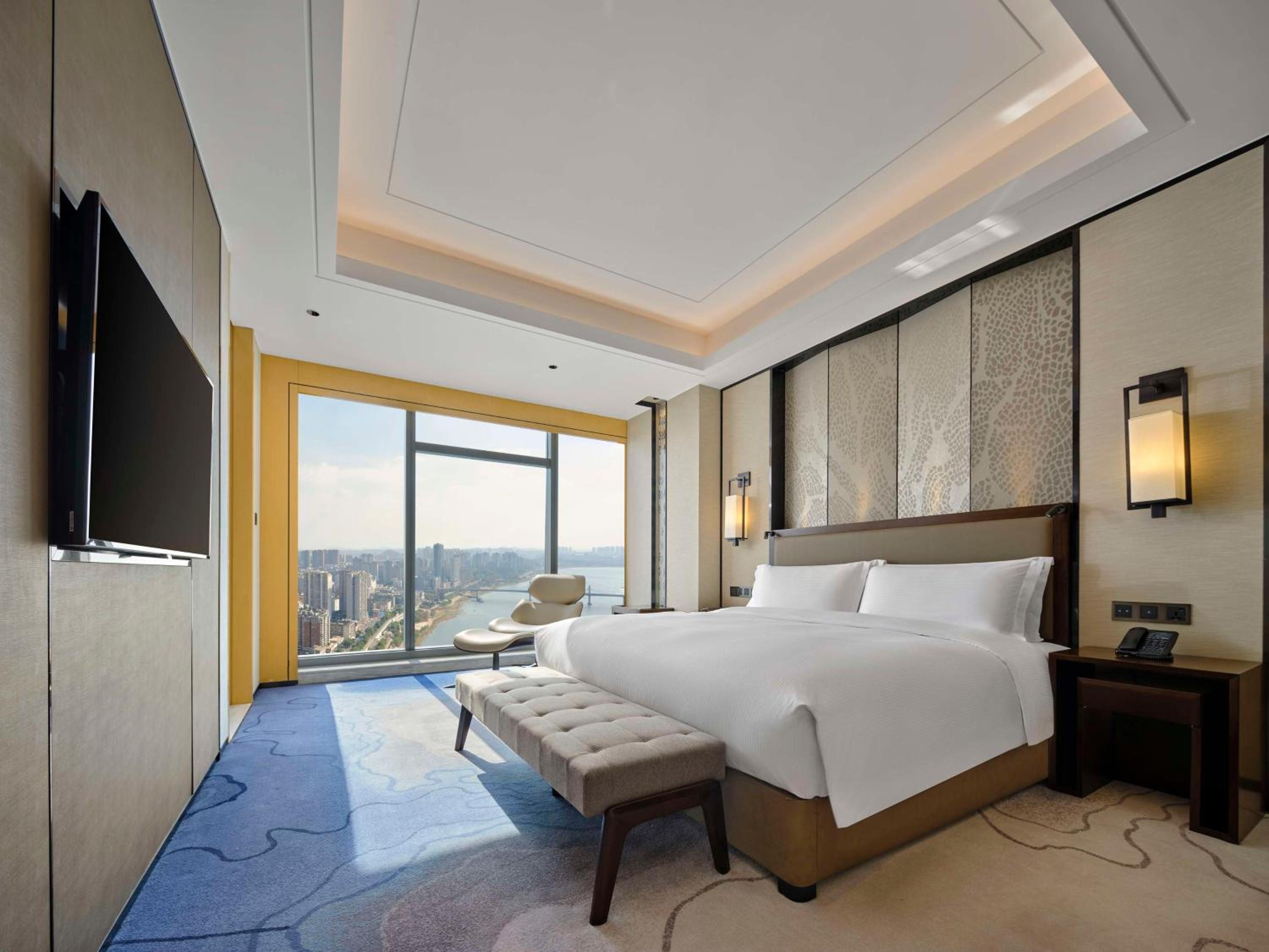 One-Bedroom Deluxe King Suite - Lounge Access