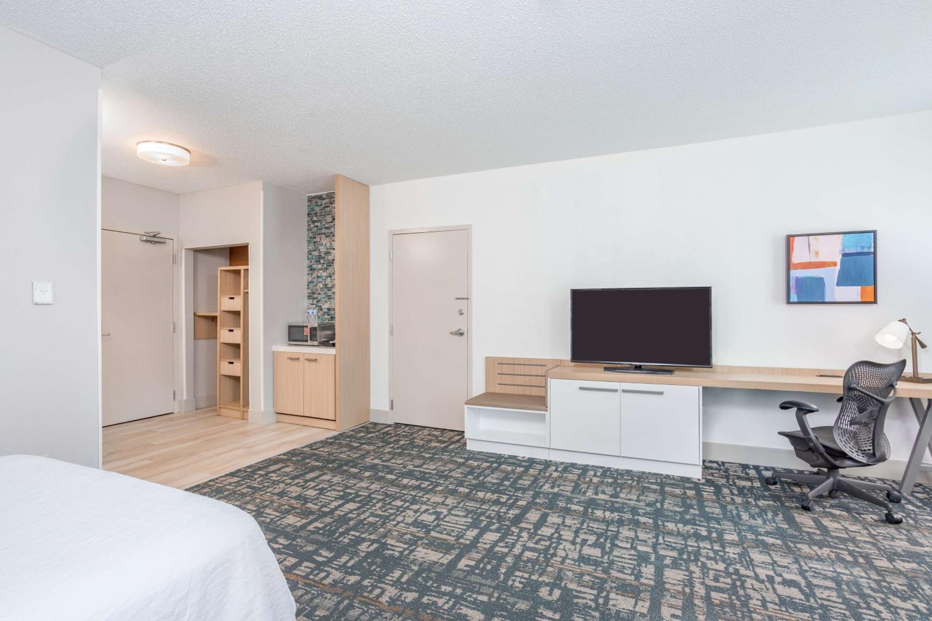 Queen Room with Two Queen Beds - Mobility and Hearing Access photo 1