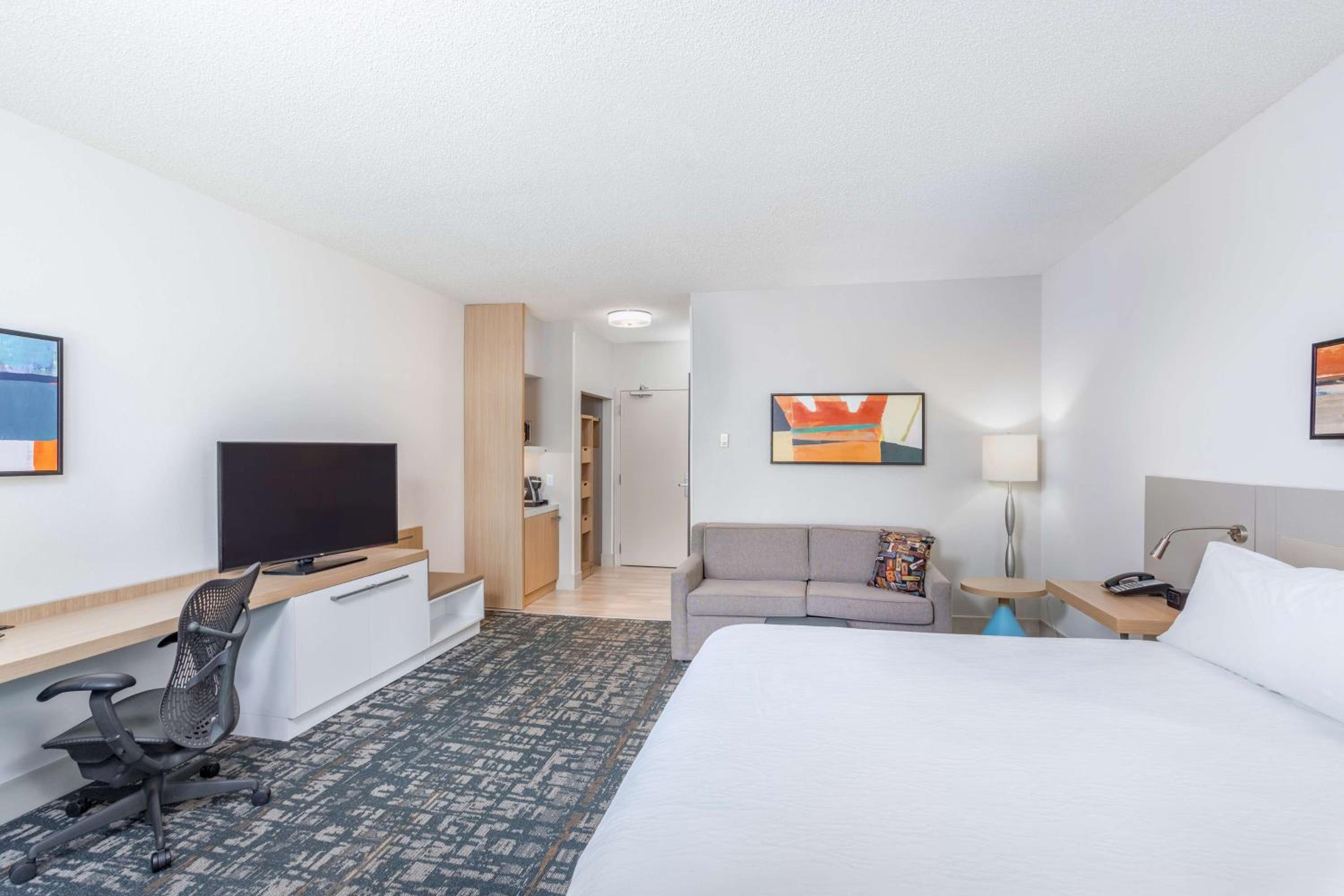 Deluxe King Room with Sofa Bed - Photo 4