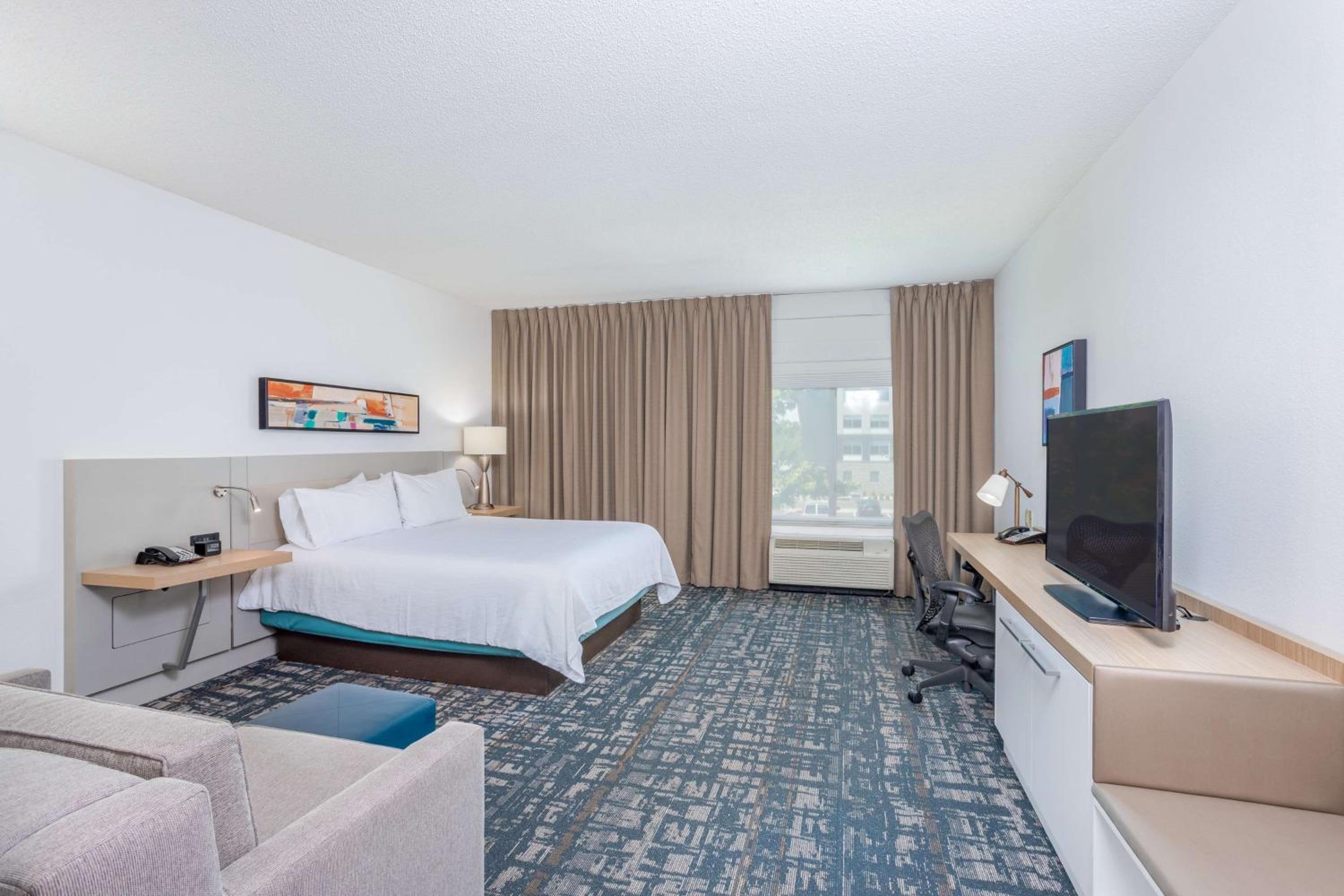 Deluxe King Room with Sofa Bed - Photo 3