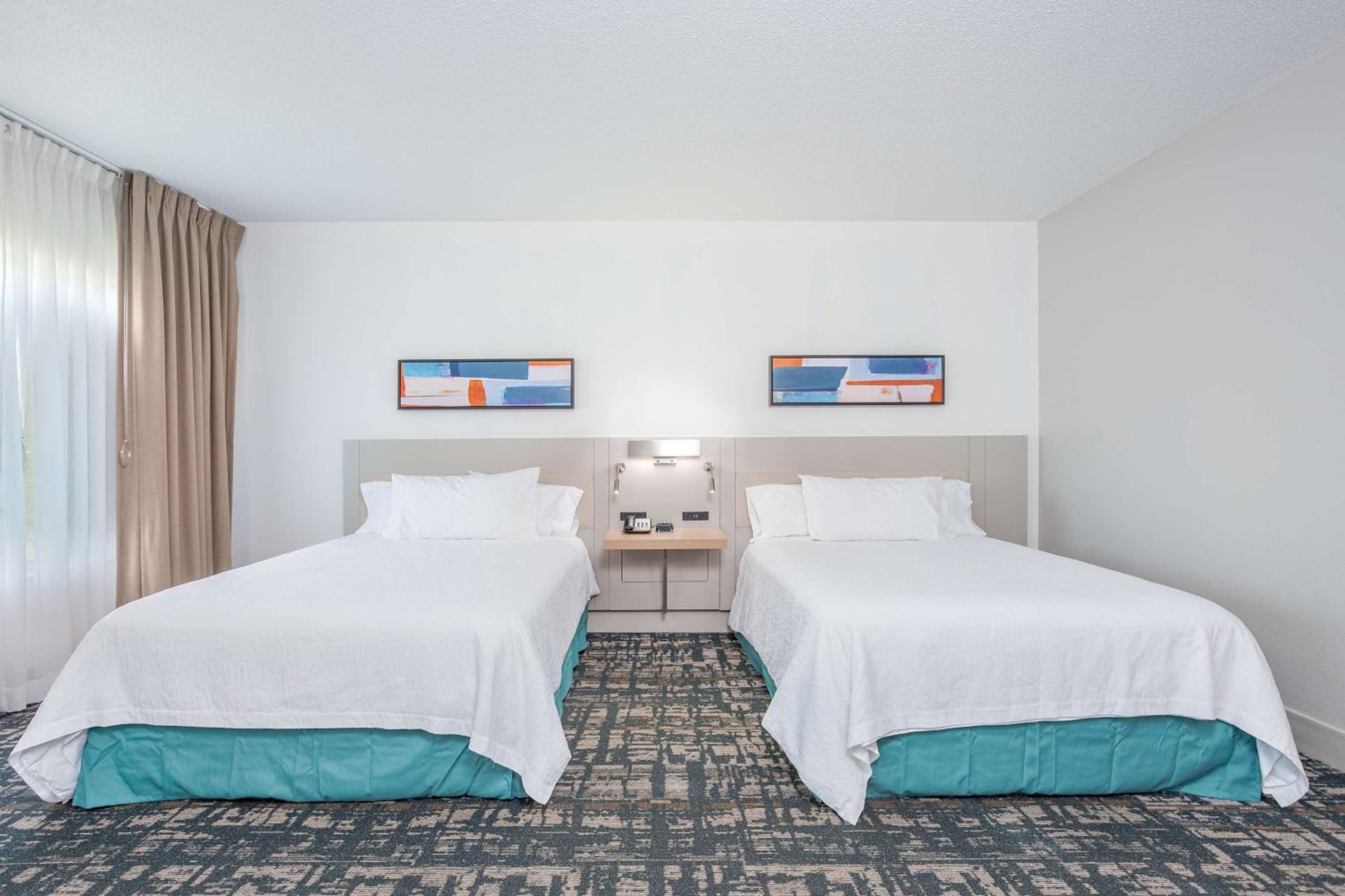 Queen Room with Two Queen Beds - Mobility and Hearing Access photo 2
